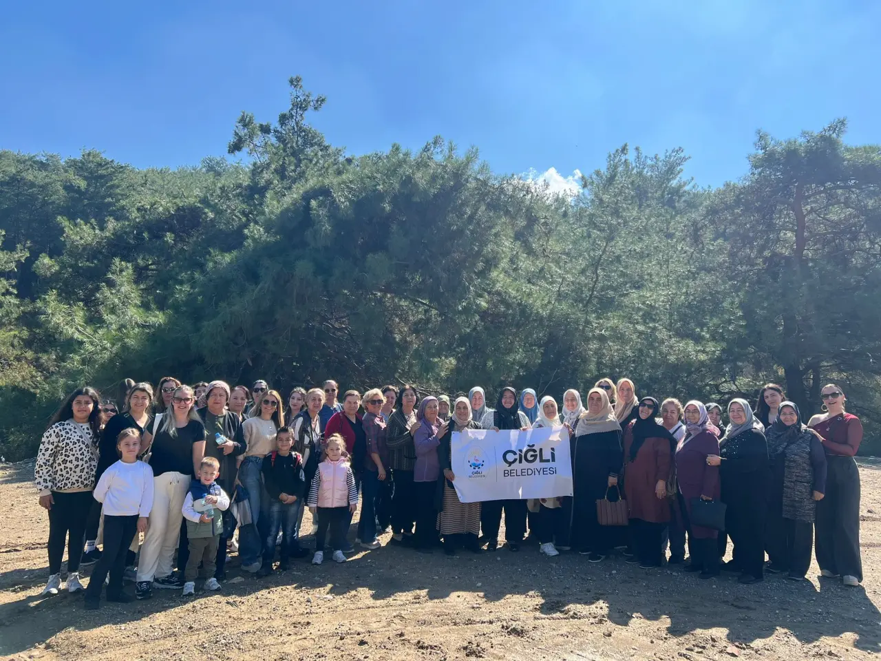 Çiğli Belediyesi, kadınların sosyal yaşama katılımını artırmak ve kültürel birikimlerine katkı sunmak amacıyla düzenlediği etkinliklere bir yenisini daha ekledi. Geçtiğimiz yıl tarihi noktalarda gerçekleştirilen kültürel geziler, bu yıl turistik bölgelerde devam ediyor.