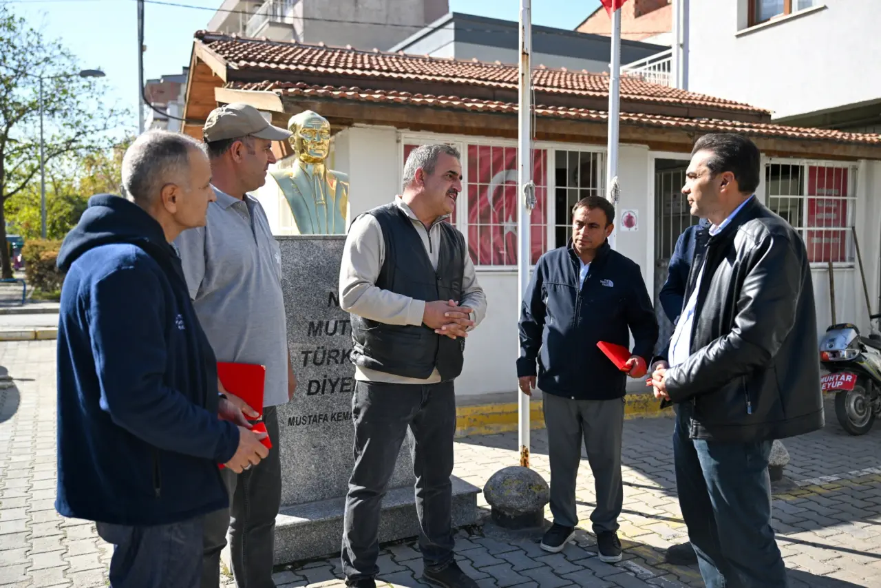 Doğanlar Mahallesi Muhtarı Eyüp Kocatepe, mahallede özveriyle çalışan Bornova Belediyesi Temizlik İşleri ekibine teşekkür plaketi verdi. Törende konuşan Müdür Rasim Güneyli, bu jestin ekip için büyük motivasyon kaynağı olduğunu belirtirken, Başkan Ömer Eşki ise emeğe saygının ve dayanışmanın Bornova’nın kent kültürünün temelini oluşturduğunu vurguladı.