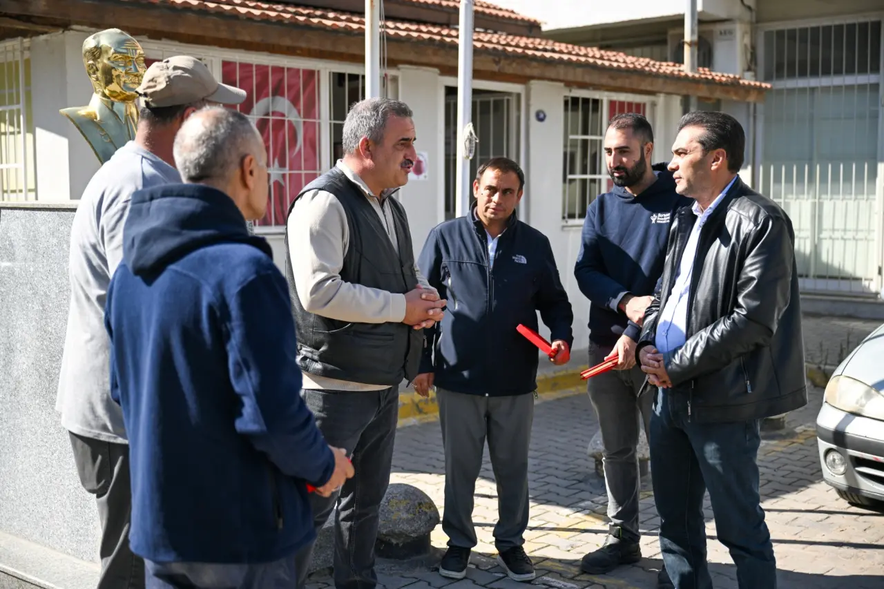 Doğanlar Mahallesi Muhtarı Eyüp Kocatepe, mahallede özveriyle çalışan Bornova Belediyesi Temizlik İşleri ekibine teşekkür plaketi verdi. Törende konuşan Müdür Rasim Güneyli, bu jestin ekip için büyük motivasyon kaynağı olduğunu belirtirken, Başkan Ömer Eşki ise emeğe saygının ve dayanışmanın Bornova’nın kent kültürünün temelini oluşturduğunu vurguladı.