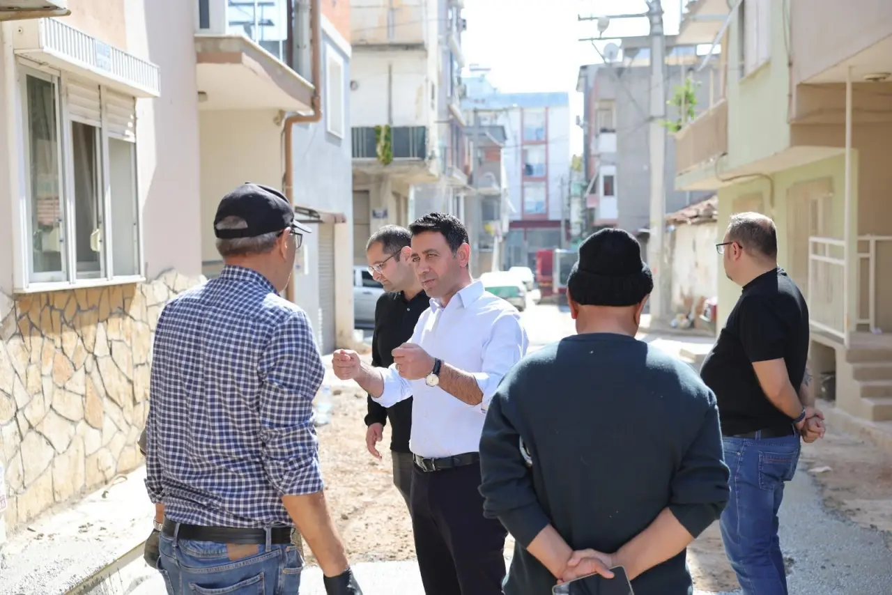 Bayraklı Belediye Başkanı İrfan Önal, ilçede devam eden asfalt ve yol yenileme çalışmalarını sahada inceledi. Ekiplerle birlikte çalışmaları yerinde denetleyen Başkan Önal, özellikle Çay Mahallesi’ndeki asfalt serim çalışmalarını kontrol ederek, “Altyapı çalışmaları tamamlandıkça yollarımızı hızla yenileyip vatandaşlarımız için daha güvenli hale getiriyoruz” dedi. Vatandaşlarla da birebir sohbet eden Önal, talep ve önerileri dinledi.