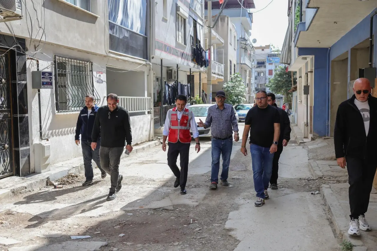Bayraklı Belediye Başkanı İrfan Önal, ilçede devam eden asfalt ve yol yenileme çalışmalarını sahada inceledi. Ekiplerle birlikte çalışmaları yerinde denetleyen Başkan Önal, özellikle Çay Mahallesi’ndeki asfalt serim çalışmalarını kontrol ederek, “Altyapı çalışmaları tamamlandıkça yollarımızı hızla yenileyip vatandaşlarımız için daha güvenli hale getiriyoruz” dedi. Vatandaşlarla da birebir sohbet eden Önal, talep ve önerileri dinledi.