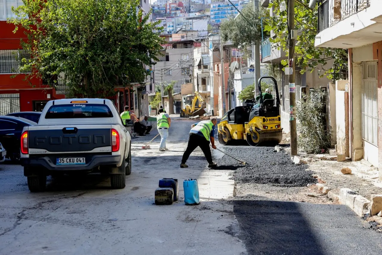 Bayraklı Belediye Başkanı İrfan Önal, ilçede devam eden asfalt ve yol yenileme çalışmalarını sahada inceledi. Ekiplerle birlikte çalışmaları yerinde denetleyen Başkan Önal, özellikle Çay Mahallesi’ndeki asfalt serim çalışmalarını kontrol ederek, “Altyapı çalışmaları tamamlandıkça yollarımızı hızla yenileyip vatandaşlarımız için daha güvenli hale getiriyoruz” dedi. Vatandaşlarla da birebir sohbet eden Önal, talep ve önerileri dinledi.