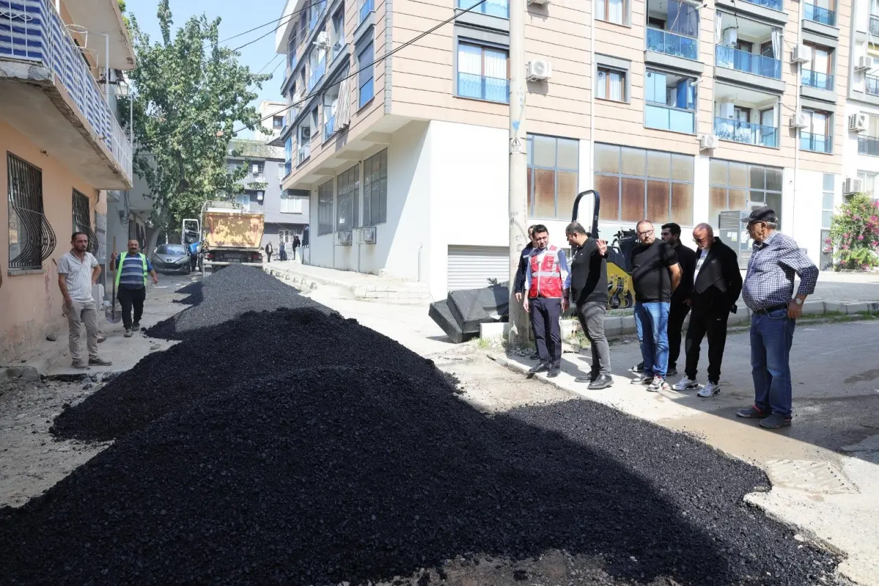 Bayraklı Belediye Başkanı İrfan Önal, ilçede devam eden asfalt ve yol yenileme çalışmalarını sahada inceledi. Ekiplerle birlikte çalışmaları yerinde denetleyen Başkan Önal, özellikle Çay Mahallesi’ndeki asfalt serim çalışmalarını kontrol ederek, “Altyapı çalışmaları tamamlandıkça yollarımızı hızla yenileyip vatandaşlarımız için daha güvenli hale getiriyoruz” dedi. Vatandaşlarla da birebir sohbet eden Önal, talep ve önerileri dinledi.