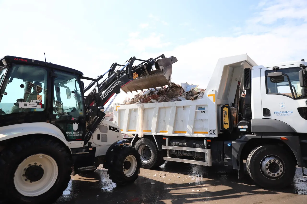 Konak Belediyesi, çevre kirliliği yaratarak toplum sağlığını tehdit eden ve kent estetiğini bozan kaçak moloz dökümüne karşı mücadelesini sürdürüyor. Duyarlı komşularını da bu mücadeleye ortak olmaya çağıran Konak Belediye Başkanı Nilüfer Çınarlı Mutlu, “Temiz ve düzenli bir Konak hepimizin hakkı” dedi.