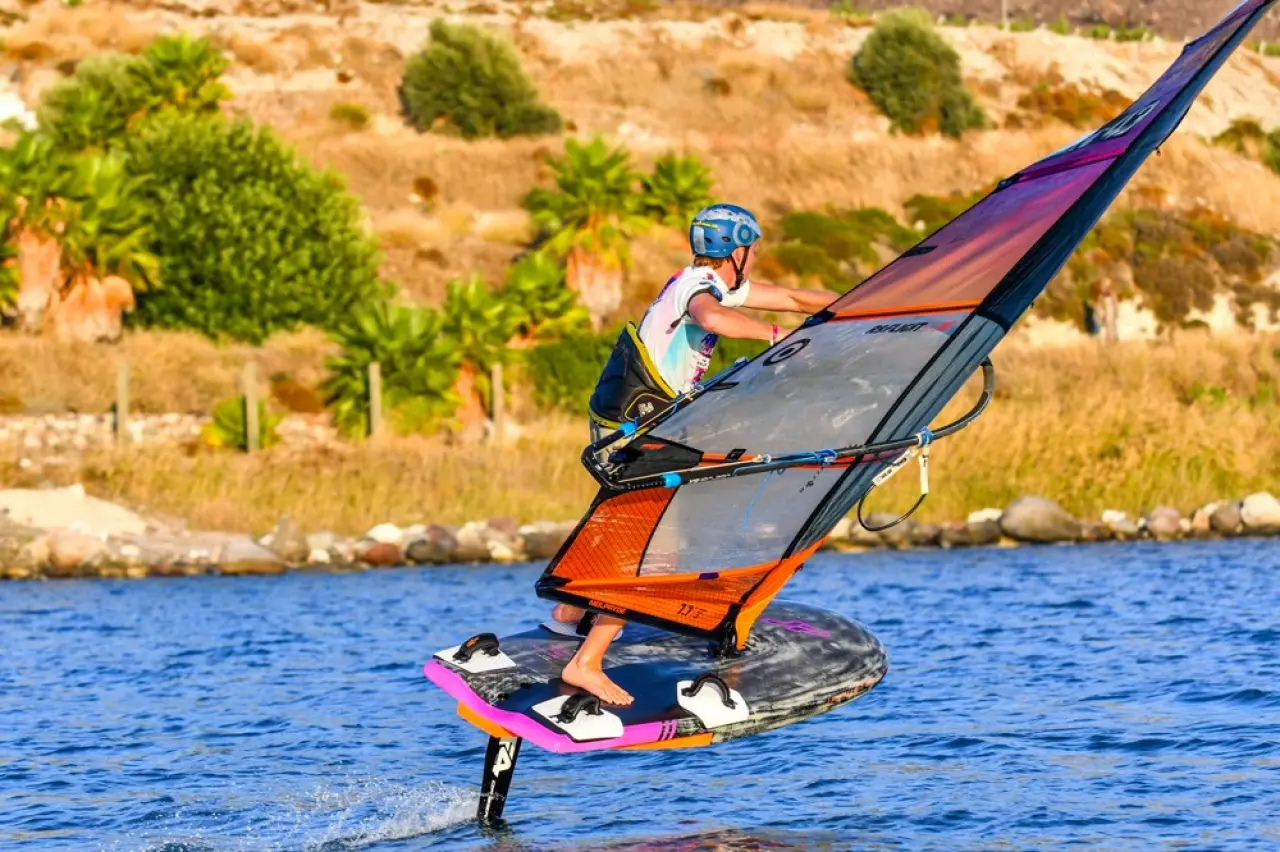 Çeşme Belediyesi ev sahipliğinde Çağla Kubat Windsurf Akademi tarafından düzenlenen Alaçatı Windfest 2025, renkli görüntülerle sona erdi. 