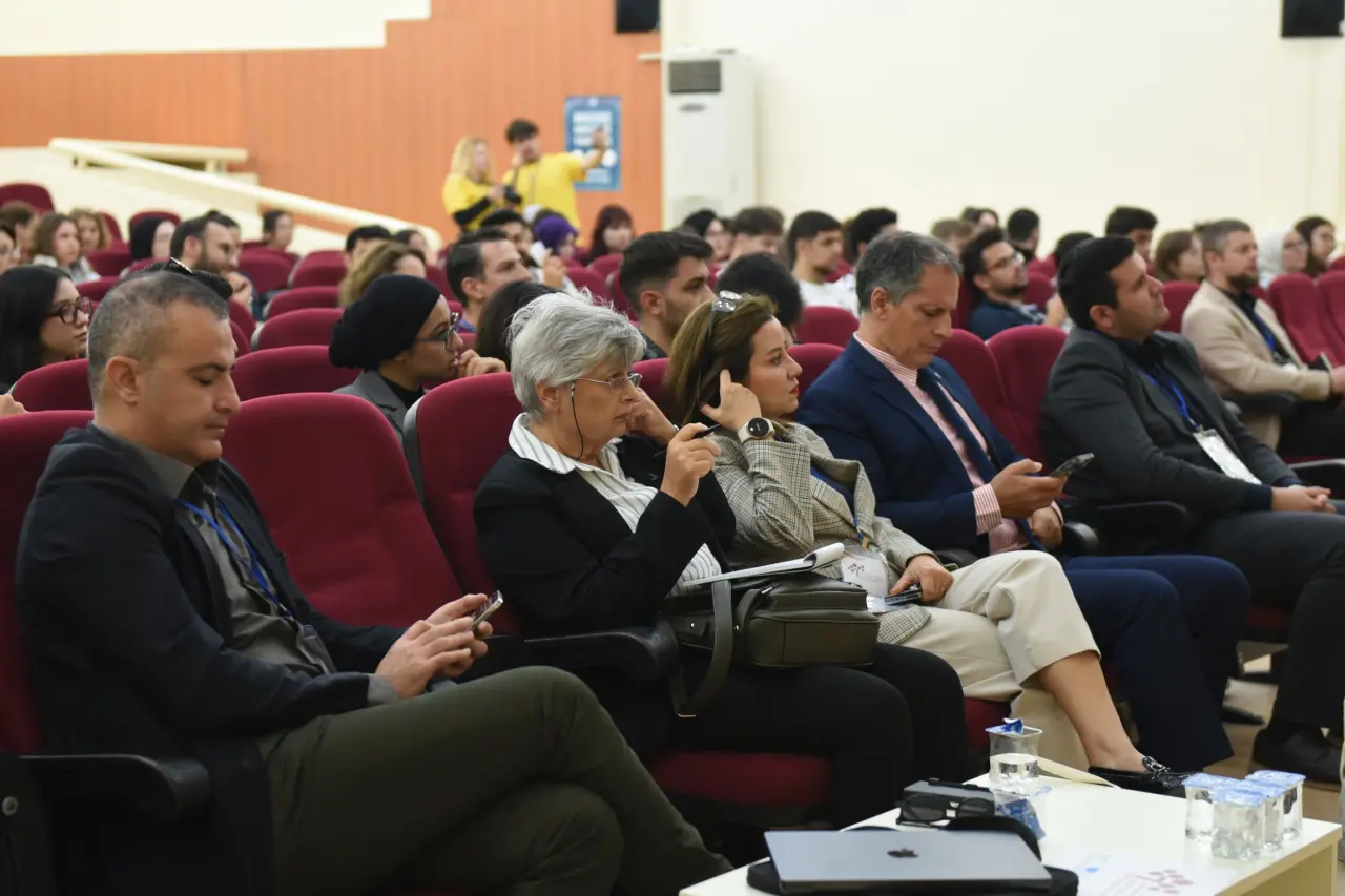 Ege Üniversitesi (EÜ) Mühendislik Fakültesi, "7. Uluslararası Mühendislik Eğitiminde Öğretim Teknolojileri Sempozyumu"na ev sahipliği yaptı. EÜ Mühendislik Fakültesi Dekan Yardımcısı Prof. Dr. Özge Andiç Çakır’ın açılış konuşmalarının ardından Doç. Dr. Fırat Sarsar koordinatörlüğünde yürütülen Avrupa Birliği destekli "VILLAGE" projesi tanıtımı ile başlayan sempozyum, Turgut Yazıcıoğlu Konferans Salonunda çevrimiçi ve yüz yüze gerçekleştirildi.