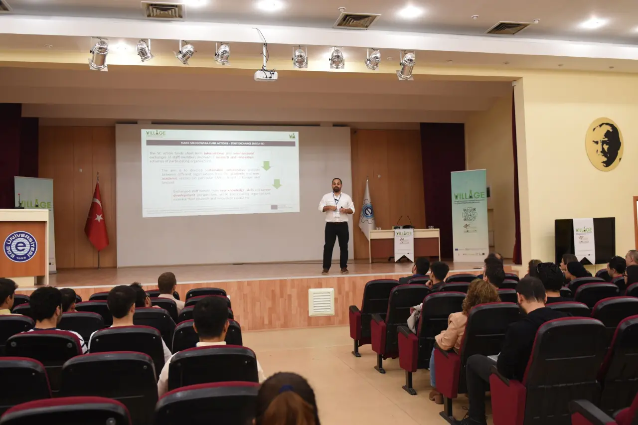 Ege Üniversitesi (EÜ) Mühendislik Fakültesi, "7. Uluslararası Mühendislik Eğitiminde Öğretim Teknolojileri Sempozyumu"na ev sahipliği yaptı. EÜ Mühendislik Fakültesi Dekan Yardımcısı Prof. Dr. Özge Andiç Çakır’ın açılış konuşmalarının ardından Doç. Dr. Fırat Sarsar koordinatörlüğünde yürütülen Avrupa Birliği destekli "VILLAGE" projesi tanıtımı ile başlayan sempozyum, Turgut Yazıcıoğlu Konferans Salonunda çevrimiçi ve yüz yüze gerçekleştirildi.