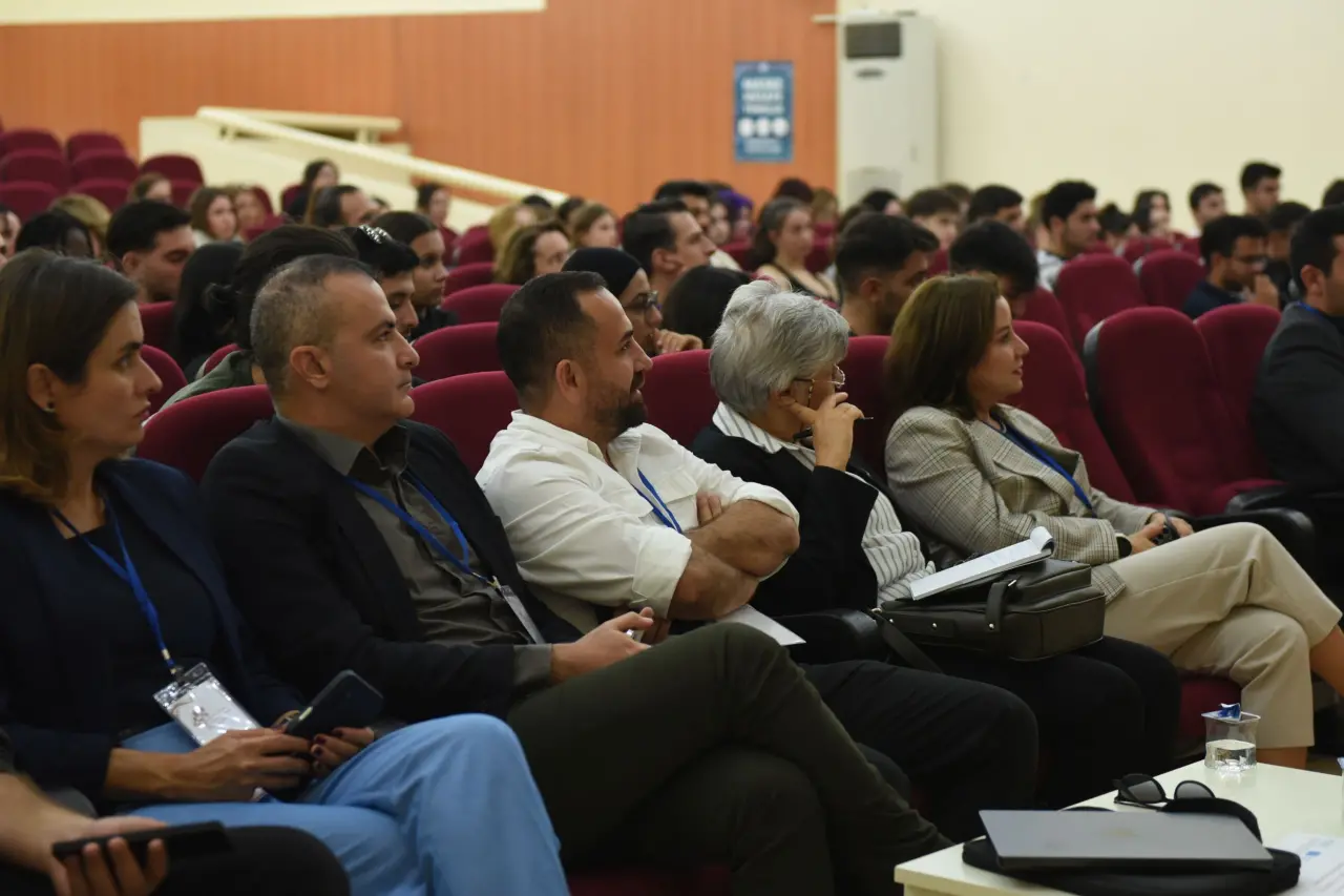 Ege Üniversitesi (EÜ) Mühendislik Fakültesi, "7. Uluslararası Mühendislik Eğitiminde Öğretim Teknolojileri Sempozyumu"na ev sahipliği yaptı. EÜ Mühendislik Fakültesi Dekan Yardımcısı Prof. Dr. Özge Andiç Çakır’ın açılış konuşmalarının ardından Doç. Dr. Fırat Sarsar koordinatörlüğünde yürütülen Avrupa Birliği destekli "VILLAGE" projesi tanıtımı ile başlayan sempozyum, Turgut Yazıcıoğlu Konferans Salonunda çevrimiçi ve yüz yüze gerçekleştirildi.