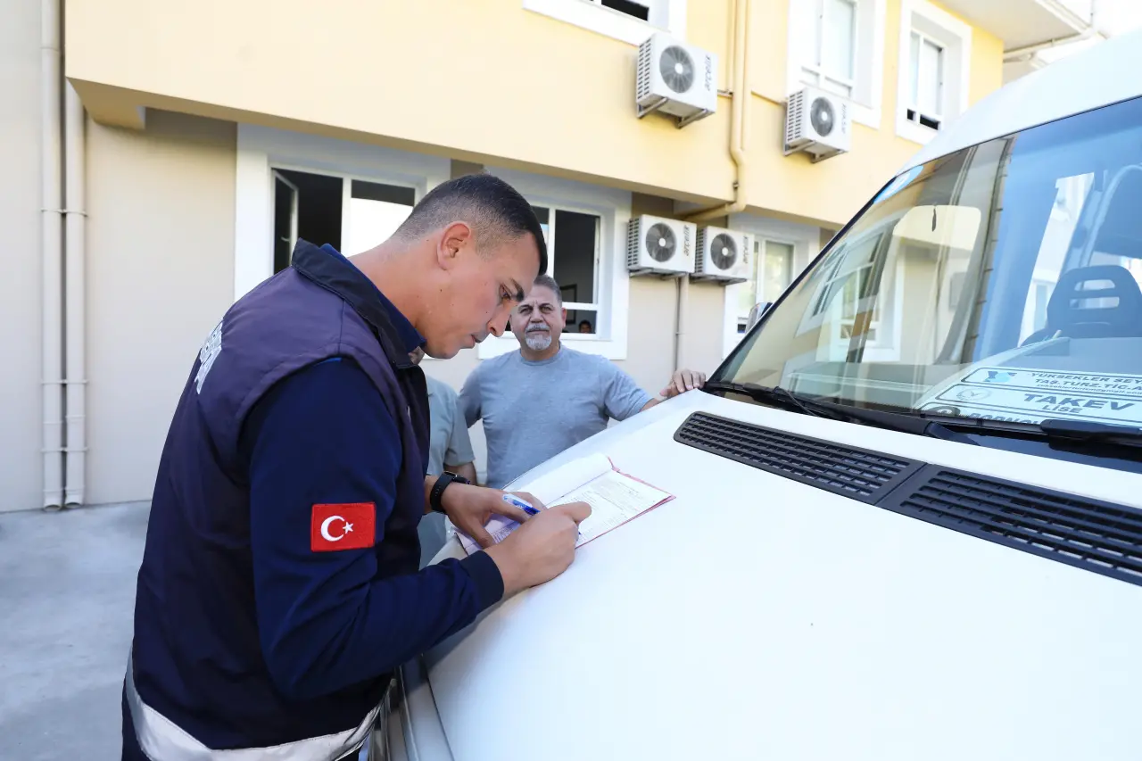 Narlıdere Belediyesi Zabıta Müdürlüğü, Narlıdere İlçe Emniyet Müdürlüğü ve Narlıdere İlçe Milli Eğitim Müdürlüğü görevlilerinin yer aldığı Servis Denetim Komisyonu, ilçe genelindeki okul servis araçlarında kapsamlı bir denetim gerçekleştirdi