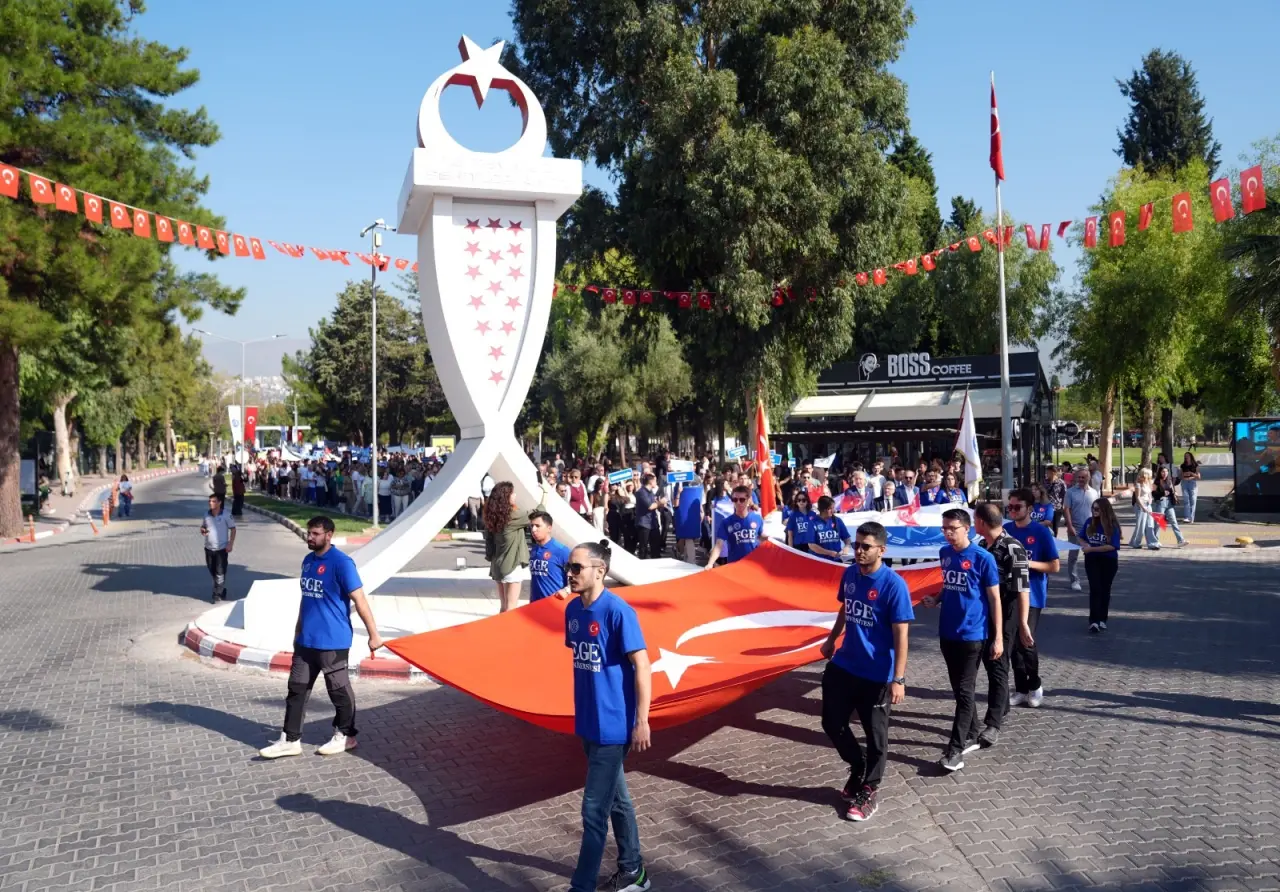 Ege Üniversitesi Sağlık Kültür ve Spor Daire Başkanlığı bünyesinde faaliyet gösteren 93 öğrenci topluluğu, öğrencilerin akademik başarılarının yanı sıra sosyal, kültürel ve kişisel gelişimlerine önemli katkılar sağlayarak üniversite yaşamını zenginleştiriyor. Bu topluluklar, öğrencilerin serbest zamanlarını verimli değerlendirmeleri, yeni arkadaşlıklar kurmaları, kişisel gelişimlerine yönelik faaliyetler düzenlemeleri için Ege Üniversitesi üst yönetimi tarafından da tam destek görüyor. EÜ öğrenci topluluklarında 40 bine yakın öğrenci, ilgi alanlarına yönelik faaliyetlere katılım gösteriyor. 
