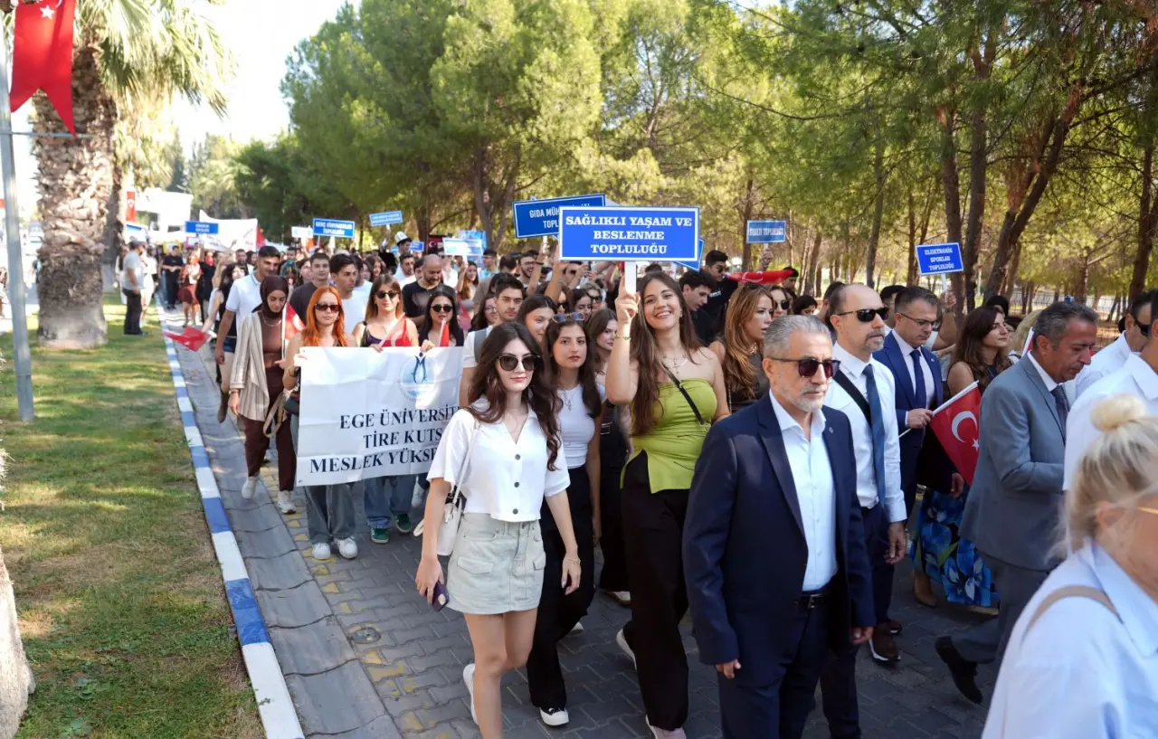 Ege Üniversitesi Sağlık Kültür ve Spor Daire Başkanlığı bünyesinde faaliyet gösteren 93 öğrenci topluluğu, öğrencilerin akademik başarılarının yanı sıra sosyal, kültürel ve kişisel gelişimlerine önemli katkılar sağlayarak üniversite yaşamını zenginleştiriyor. Bu topluluklar, öğrencilerin serbest zamanlarını verimli değerlendirmeleri, yeni arkadaşlıklar kurmaları, kişisel gelişimlerine yönelik faaliyetler düzenlemeleri için Ege Üniversitesi üst yönetimi tarafından da tam destek görüyor. EÜ öğrenci topluluklarında 40 bine yakın öğrenci, ilgi alanlarına yönelik faaliyetlere katılım gösteriyor. 