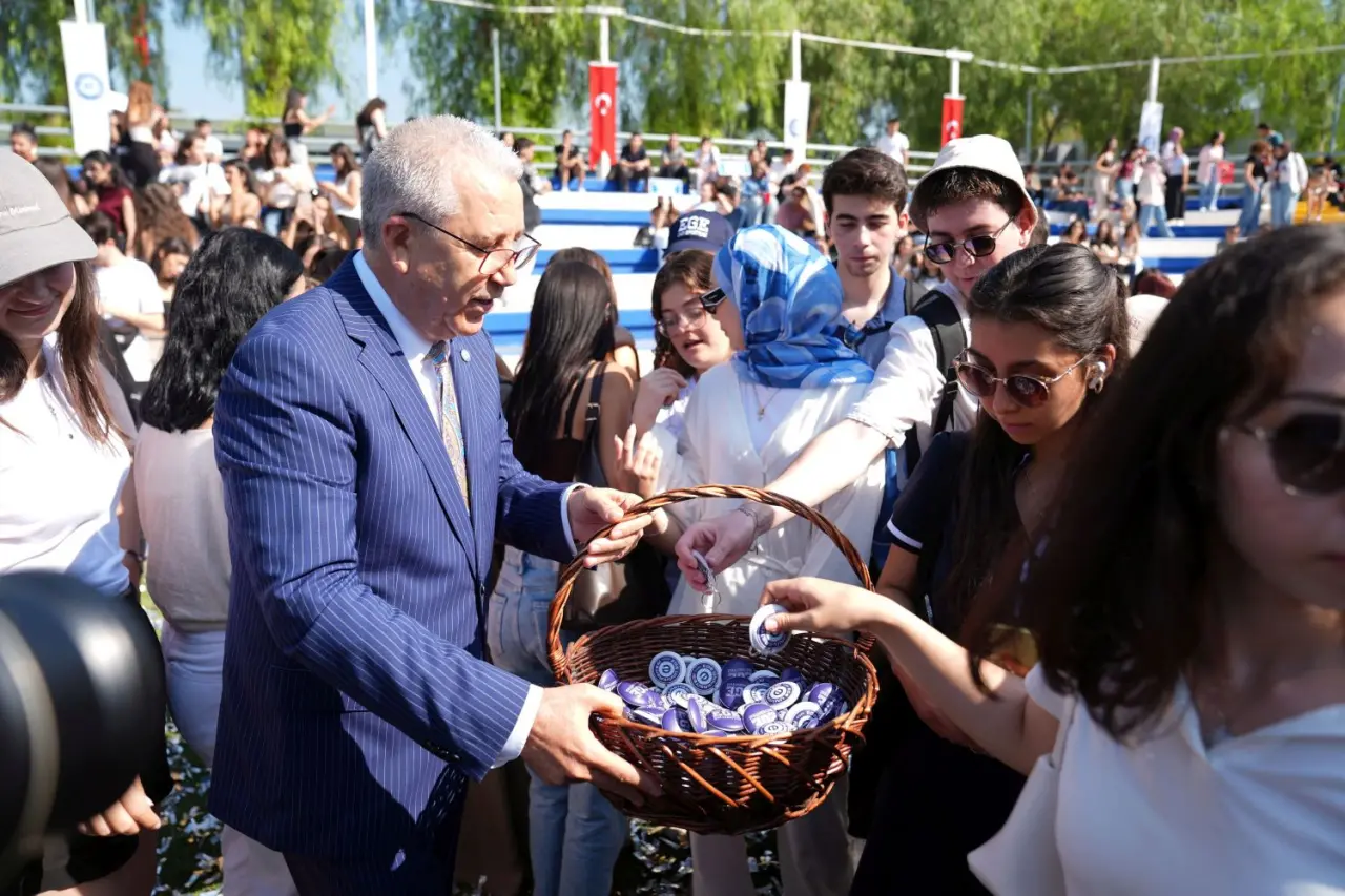 Ege Üniversitesi Sağlık Kültür ve Spor Daire Başkanlığı bünyesinde faaliyet gösteren 93 öğrenci topluluğu, öğrencilerin akademik başarılarının yanı sıra sosyal, kültürel ve kişisel gelişimlerine önemli katkılar sağlayarak üniversite yaşamını zenginleştiriyor. Bu topluluklar, öğrencilerin serbest zamanlarını verimli değerlendirmeleri, yeni arkadaşlıklar kurmaları, kişisel gelişimlerine yönelik faaliyetler düzenlemeleri için Ege Üniversitesi üst yönetimi tarafından da tam destek görüyor. EÜ öğrenci topluluklarında 40 bine yakın öğrenci, ilgi alanlarına yönelik faaliyetlere katılım gösteriyor. 