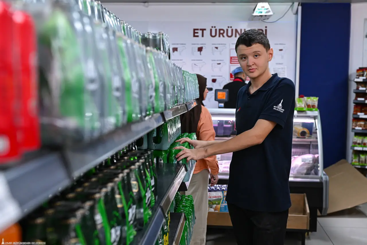 İzmir Büyükşehir Belediyesi’nin nöroçeşitli bireylerin iş hayatına katılımını desteklemek için kurduğu Destekli İstihdam Ofisi, iki otizmli gencin daha hayallerini gerçeğe dönüştürdü. Ahmet Korkunç ve Toprak Tahir Kurt, belediyeye bağlı tanzim satış mağazası İZMAR şubelerinde reyon görevlisi olarak iş hayatına adım attı.