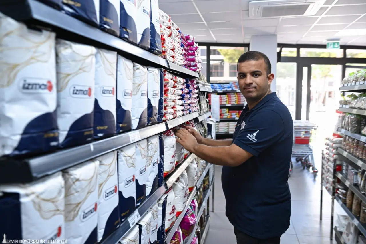 İzmir Büyükşehir Belediyesi’nin nöroçeşitli bireylerin iş hayatına katılımını desteklemek için kurduğu Destekli İstihdam Ofisi, iki otizmli gencin daha hayallerini gerçeğe dönüştürdü. Ahmet Korkunç ve Toprak Tahir Kurt, belediyeye bağlı tanzim satış mağazası İZMAR şubelerinde reyon görevlisi olarak iş hayatına adım attı.