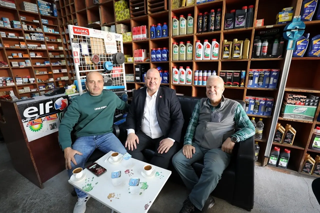 Başkan Çiçek, yerel esnafı ziyaret ederek ekonomik destek ve sıkıntıları hakkında bilgi aldı. Bu temasla esnafın sorunlarına çözüm bulma hedefinde olduklarını vurguladı. Çiçek, birlik ve beraberliğe önem verdiklerini belirtti.