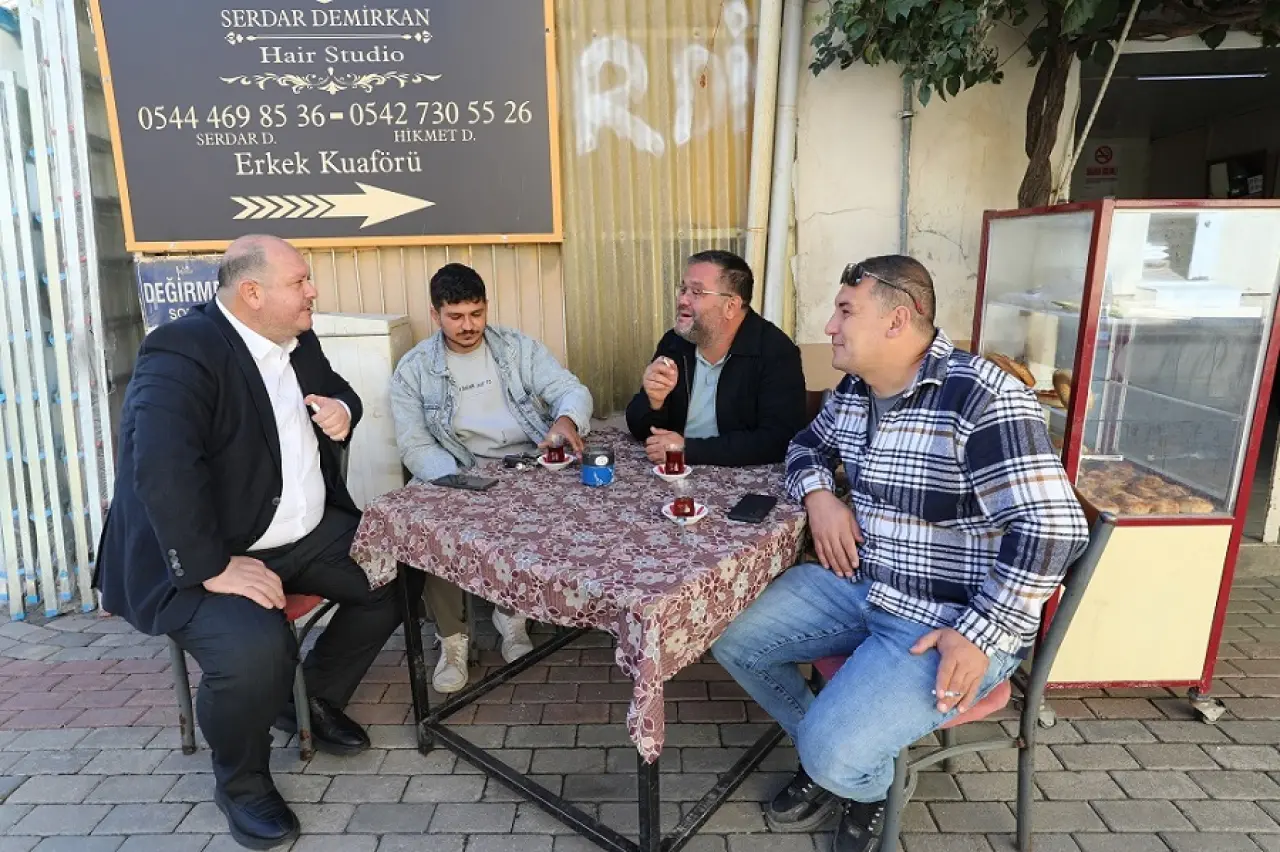 Başkan Çiçek, yerel esnafı ziyaret ederek ekonomik destek ve sıkıntıları hakkında bilgi aldı. Bu temasla esnafın sorunlarına çözüm bulma hedefinde olduklarını vurguladı. Çiçek, birlik ve beraberliğe önem verdiklerini belirtti.