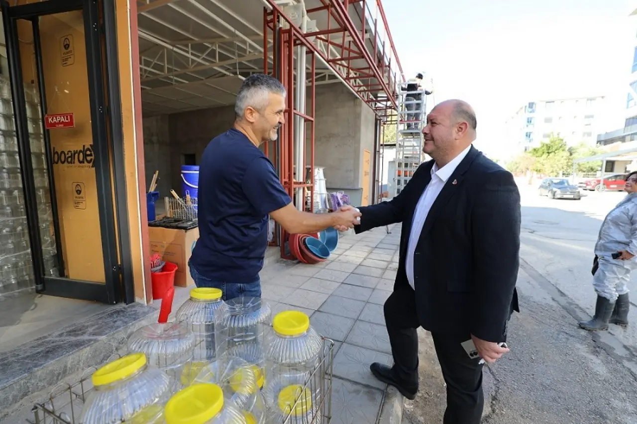 Başkan Çiçek, yerel esnafı ziyaret ederek ekonomik destek ve sıkıntıları hakkında bilgi aldı. Bu temasla esnafın sorunlarına çözüm bulma hedefinde olduklarını vurguladı. Çiçek, birlik ve beraberliğe önem verdiklerini belirtti.