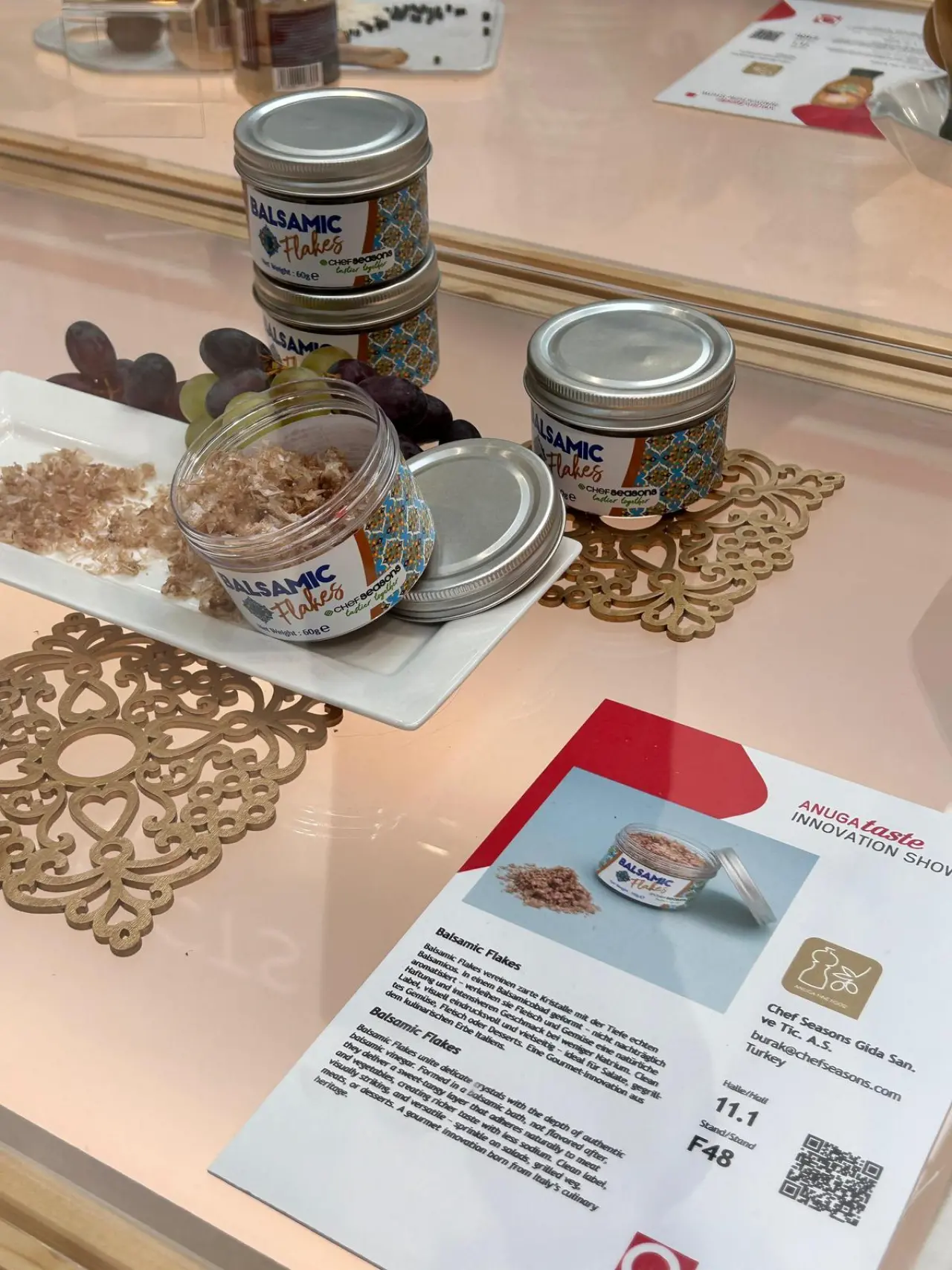 Chef Seasons, dünya gıda sektörünün en prestijli buluşmalarından Anuga 2025’te bir kez daha uluslararası sahnede yerini aldı. Şirketin yenilikçi ürünü Balsamic Flakes™, uzman jüri tarafından 2025’in Top Innovation ürünlerinden biri olarak seçildi.