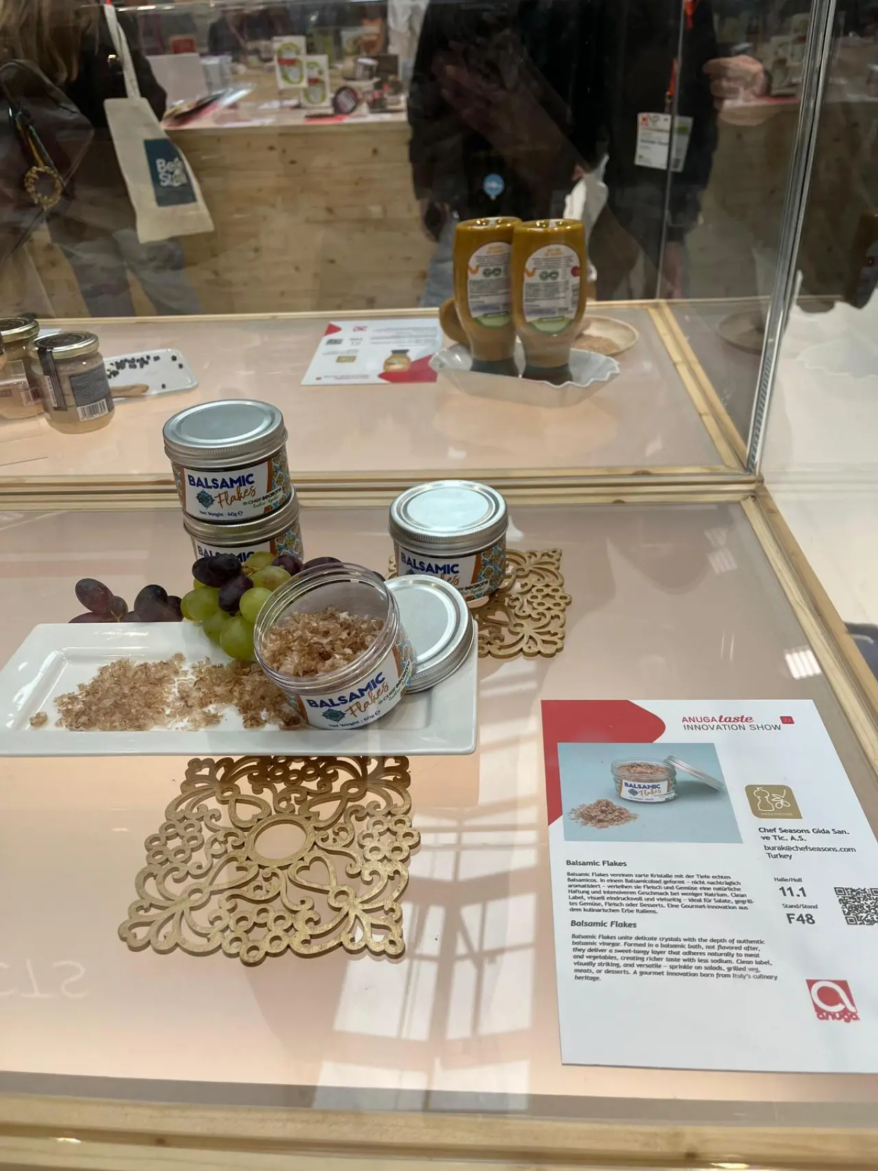 Chef Seasons, dünya gıda sektörünün en prestijli buluşmalarından Anuga 2025’te bir kez daha uluslararası sahnede yerini aldı. Şirketin yenilikçi ürünü Balsamic Flakes™, uzman jüri tarafından 2025’in Top Innovation ürünlerinden biri olarak seçildi.