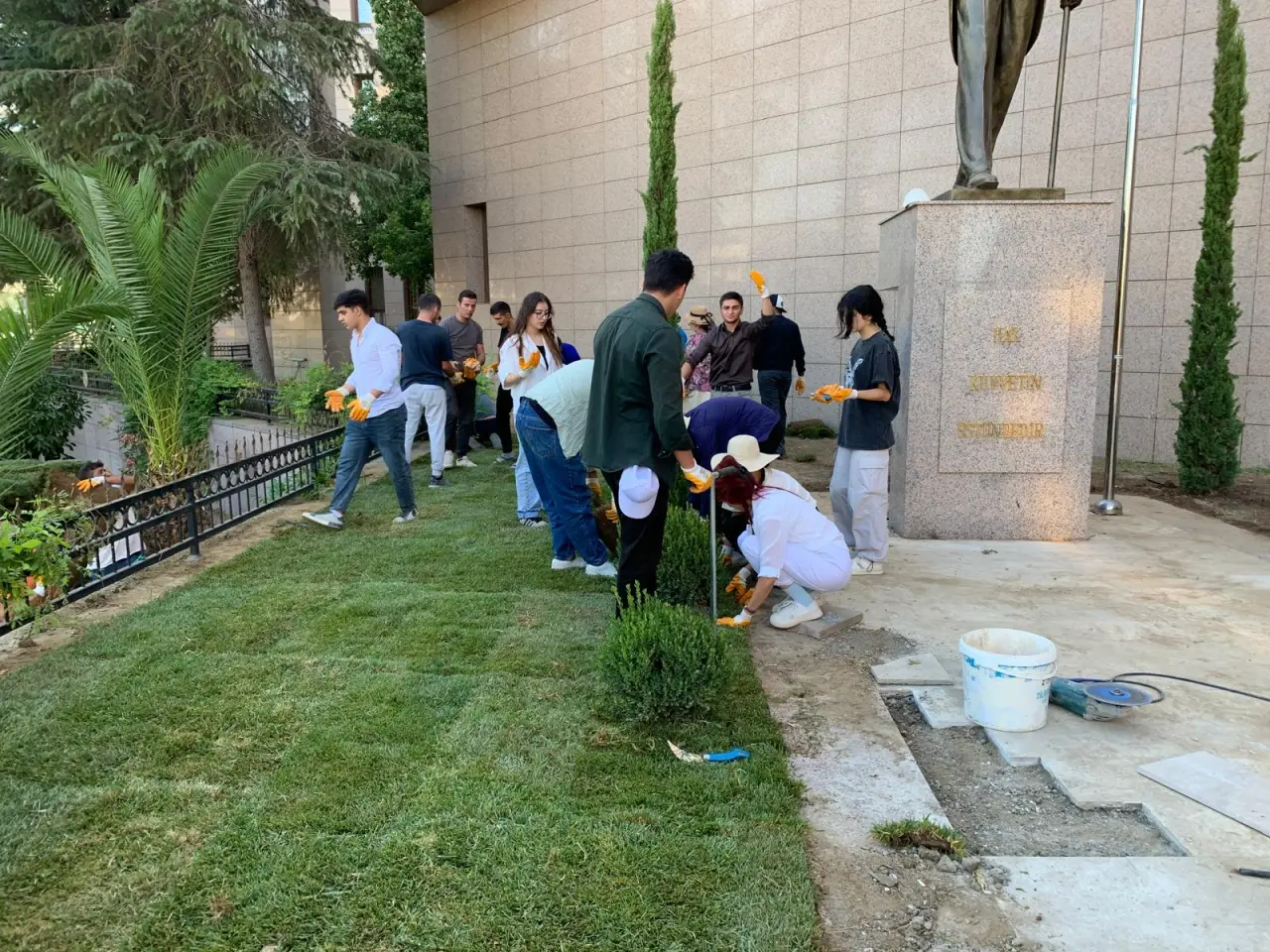 Ege Üniversitesi (EÜ) Bayındır Meslek Yüksekokulu (MYO), İzmir Adliye Sarayı Protokol Girişi Alanının peyzaj yenileme çalışmalarını gerçekleştirdi. Meslek Yüksekokulu öğrencilerinin de katıldığı çalışmaya Karayolları Bölge Müdürlüğü, Devlet Su İşleri ve Belediye çalışanları da destek verdi. Bayındır MYO Müdürü Doç. Dr. Ali Salman ve Müdür Yardımcısı Öğr. Gör Dr. Meltem Wallace; uygulama öncesi yapılacak çalışma hakkında İzmir Cumhuriyet Başsavcısı Ali Yeldan, Cumhuriyet Başsavcı Vekilleri Soner  Gül ve Aydoğan Sansak’a bilgilendirmede bulundular.