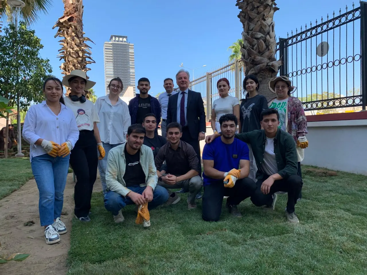 Ege Üniversitesi (EÜ) Bayındır Meslek Yüksekokulu (MYO), İzmir Adliye Sarayı Protokol Girişi Alanının peyzaj yenileme çalışmalarını gerçekleştirdi. Meslek Yüksekokulu öğrencilerinin de katıldığı çalışmaya Karayolları Bölge Müdürlüğü, Devlet Su İşleri ve Belediye çalışanları da destek verdi. Bayındır MYO Müdürü Doç. Dr. Ali Salman ve Müdür Yardımcısı Öğr. Gör Dr. Meltem Wallace; uygulama öncesi yapılacak çalışma hakkında İzmir Cumhuriyet Başsavcısı Ali Yeldan, Cumhuriyet Başsavcı Vekilleri Soner  Gül ve Aydoğan Sansak’a bilgilendirmede bulundular.