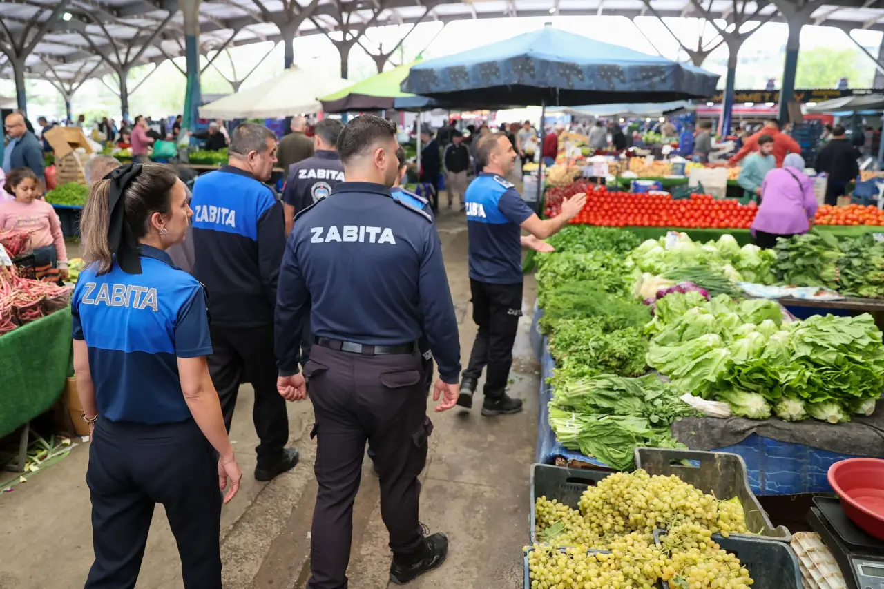 Buca Belediyesi, ilçe genelindeki semt pazarlarında vatandaşların sağlıklı ve sorunsuz bir alışveriş yapabilmesi için aralıksız denetimler gerçekleştiriyor.