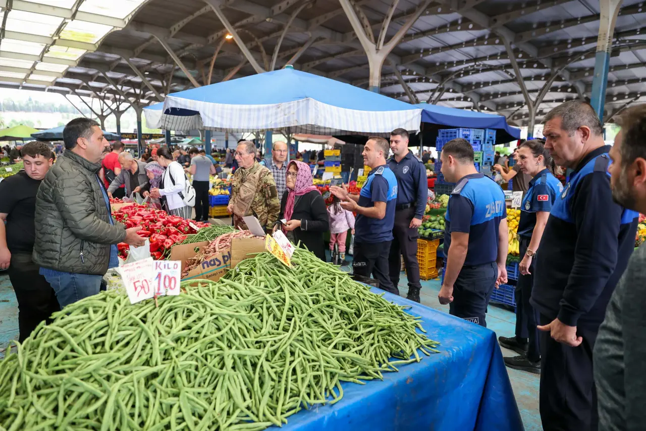 Buca Belediyesi, ilçe genelindeki semt pazarlarında vatandaşların sağlıklı ve sorunsuz bir alışveriş yapabilmesi için aralıksız denetimler gerçekleştiriyor.