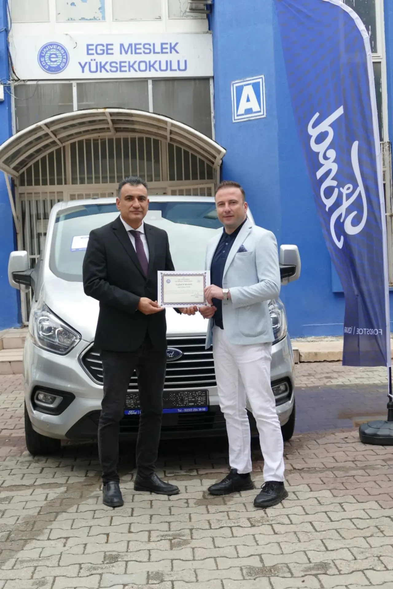 Ege Üniversitesi (EÜ) Ege Meslek Yüksekokulu Otomotiv Teknolojisi Programı, sektör iş birlikleri kapsamında önemli bir desteğe daha kavuştu. Ford Otosan A.Ş. FordStore İzkar A.Ş. yetkili bayisi aracılığıyla, eğitimde kullanılmak üzere bir aracı Ege Üniversitesi Ege Meslek Yüksekokuluna hibe etti