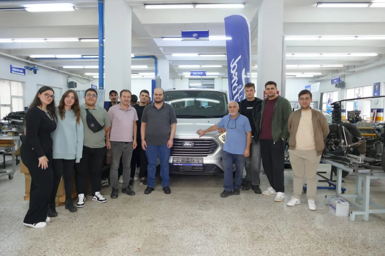 Ege Üniversitesi (EÜ) Ege Meslek Yüksekokulu Otomotiv Teknolojisi Programı, sektör iş birlikleri kapsamında önemli bir desteğe daha kavuştu. Ford Otosan A.Ş. FordStore İzkar A.Ş. yetkili bayisi aracılığıyla, eğitimde kullanılmak üzere bir aracı Ege Üniversitesi Ege Meslek Yüksekokuluna hibe etti
