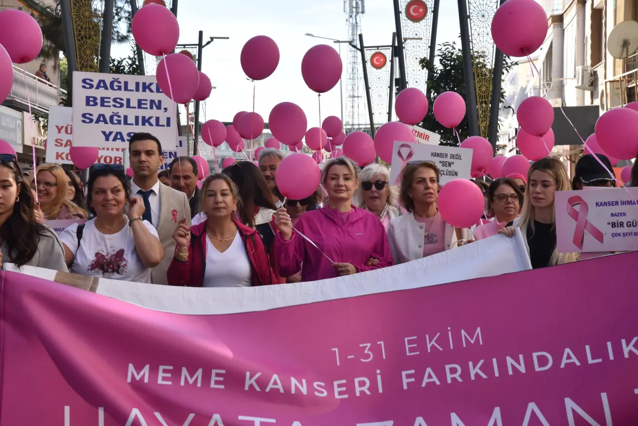 Menemen, önemli bir etkinliğe ev sahipliği yaptı. Binden fazla kadın, meme kanserine karşı farkındalık adına pembe balonlarla Menemen Stadı'ndan Cumhuriyet Meydanı'na kadar pembe balonlarla yürüdü. Menemen Belediye Başkanı Aydın Pehlivan’ın eşi Filiz Pehlivan’ın öncülük ettiği yürüyüş sonunda balonlar gökyüzüne bırakılırken, zumba masterclass etkinliği de büyük ilgi gördü.