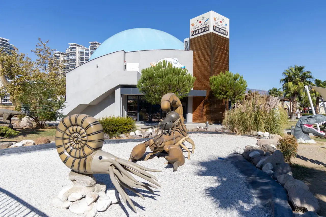 Karşıyaka Belediyesi Evrensel Çocuk Merkezi Eğitim Kampüsü, kapsamlı bakım ve yenileme çalışmalarının ardından güncellenen atölye ve planetaryum film programıyla yeni döneme kapılarını açtı. Bilim, sanat ve eğlenceyi buluşturan merkez, çocuklara keşfetmenin ve öğrenmenin en keyifli halini sunuyor. Belediye Başkanı Yıldız Ünsal, “Bilimin, sanatın ve eğlencenin bir arada olduğu, keşfetmenin hiç bitmediği bu dünyaya tüm çocukları bekliyoruz” dedi.