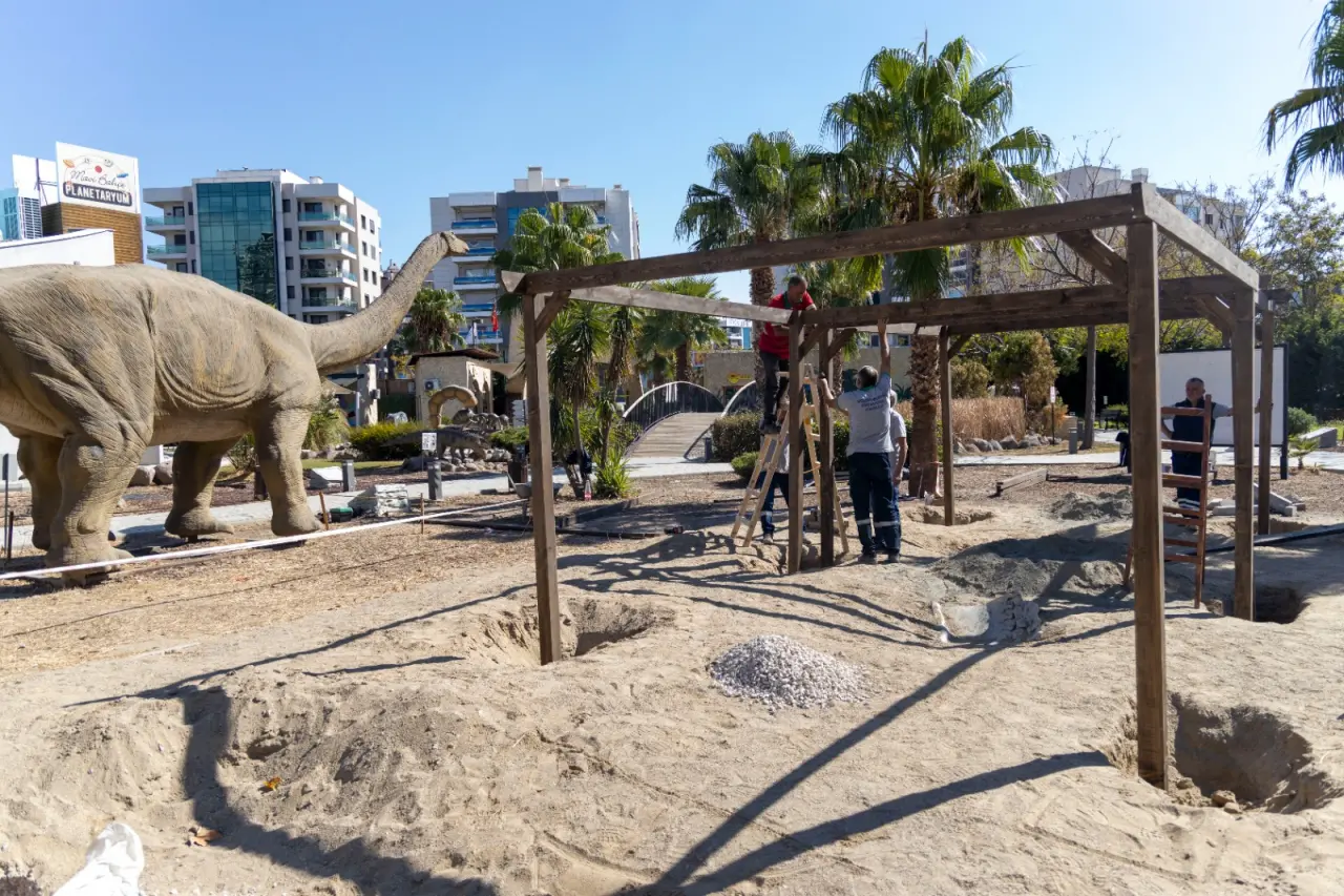 Karşıyaka Belediyesi Evrensel Çocuk Merkezi Eğitim Kampüsü, kapsamlı bakım ve yenileme çalışmalarının ardından güncellenen atölye ve planetaryum film programıyla yeni döneme kapılarını açtı. Bilim, sanat ve eğlenceyi buluşturan merkez, çocuklara keşfetmenin ve öğrenmenin en keyifli halini sunuyor. Belediye Başkanı Yıldız Ünsal, “Bilimin, sanatın ve eğlencenin bir arada olduğu, keşfetmenin hiç bitmediği bu dünyaya tüm çocukları bekliyoruz” dedi.
