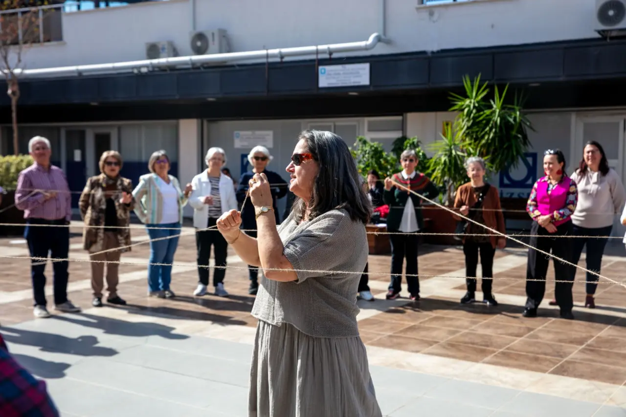 Güzelbahçe Belediyesi tarafından hayata geçirilen 3. Yaş Üniversitesi, yeni eğitim dönemine büyük bir coşku ve katılımla “merhaba” dedi. 