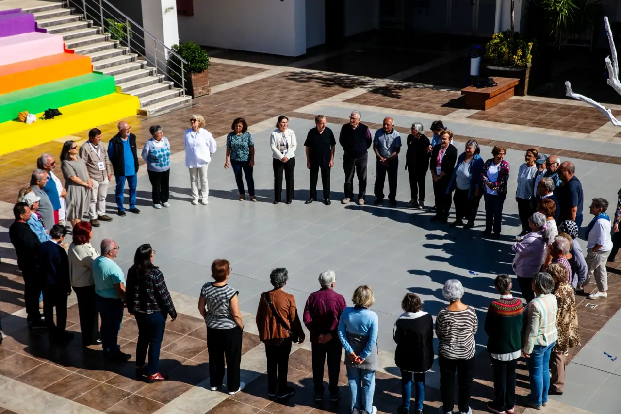 Güzelbahçe Belediyesi tarafından hayata geçirilen 3. Yaş Üniversitesi, yeni eğitim dönemine büyük bir coşku ve katılımla “merhaba” dedi. 
