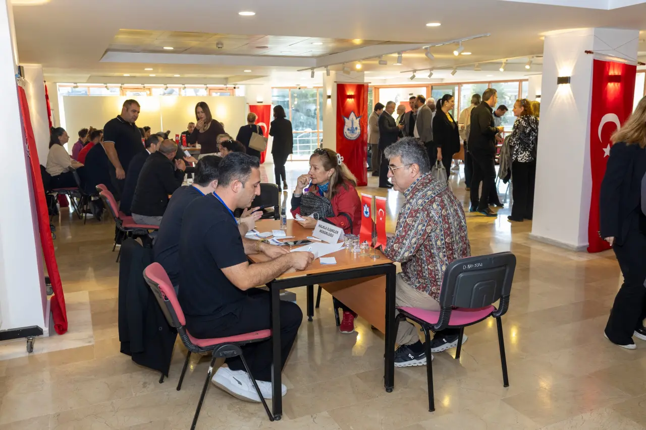 Konak Belediyesi, ‘Konak’ın Geleceğini Birlikte İnşa Ediyoruz’ sloganıyla düzenlediği Komşu Buluşmaları'nın ilkini, Güzelyalı Nazım Hikmet Kültür Merkezi’nde gerçekleşirdi. Buluşmada, mahallelerin sorunlarını, taleplerini, beklentilerini doğrudan komşularından dinleme olanağı bulduklarını vurgulayan Konak Belediye Başkanı Nilüfer Çınarlı Mutlu, “Bu çok kıymetli düşünceler ve eleştirilerle yeni bir yol haritası oluşturacağız. Katılan herkese çok teşekkür ediyorum” dedi.