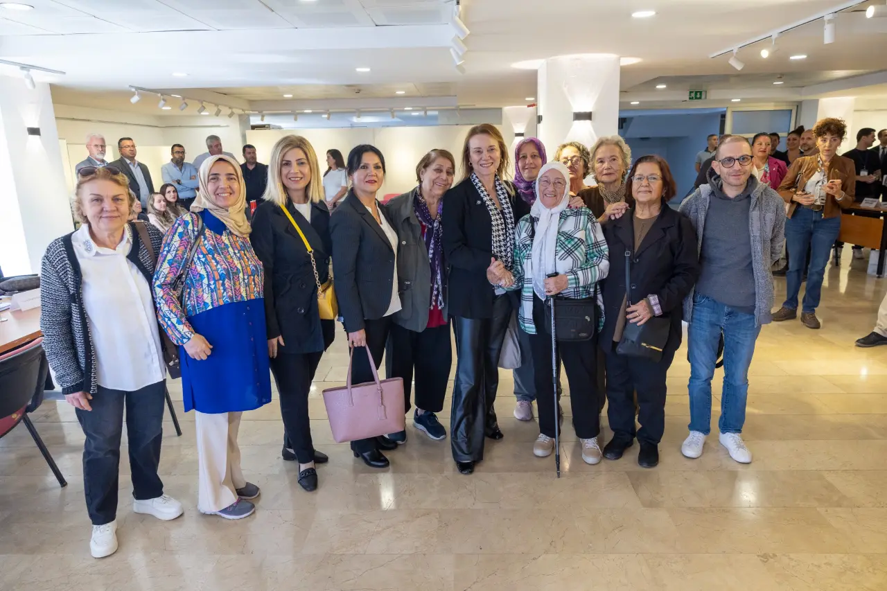 Konak Belediyesi, ‘Konak’ın Geleceğini Birlikte İnşa Ediyoruz’ sloganıyla düzenlediği Komşu Buluşmaları'nın ilkini, Güzelyalı Nazım Hikmet Kültür Merkezi’nde gerçekleşirdi. Buluşmada, mahallelerin sorunlarını, taleplerini, beklentilerini doğrudan komşularından dinleme olanağı bulduklarını vurgulayan Konak Belediye Başkanı Nilüfer Çınarlı Mutlu, “Bu çok kıymetli düşünceler ve eleştirilerle yeni bir yol haritası oluşturacağız. Katılan herkese çok teşekkür ediyorum” dedi.