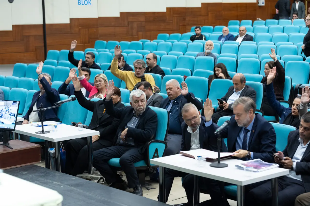 Konak Belediyesi’nin 6 milyar 400 milyon TL olan 2026 yılı mali bütçesinin onaylandığı ekim ayı ikinci birleşiminde konuşan Başkan Mutlu, “Konak’a hizmet etmeye devam edeceğiz. Konak halkını mutlu etmeye devam edeceğiz. Bu bir dayanışma dönemi. Birlikte dayanışarak, birbirimizi destekleyerek hizmetlerimize devam edeceğiz” dedi. 