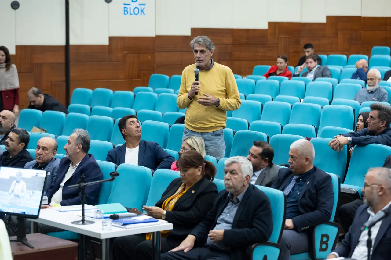 Konak Belediyesi’nin 6 milyar 400 milyon TL olan 2026 yılı mali bütçesinin onaylandığı ekim ayı ikinci birleşiminde konuşan Başkan Mutlu, “Konak’a hizmet etmeye devam edeceğiz. Konak halkını mutlu etmeye devam edeceğiz. Bu bir dayanışma dönemi. Birlikte dayanışarak, birbirimizi destekleyerek hizmetlerimize devam edeceğiz” dedi. 