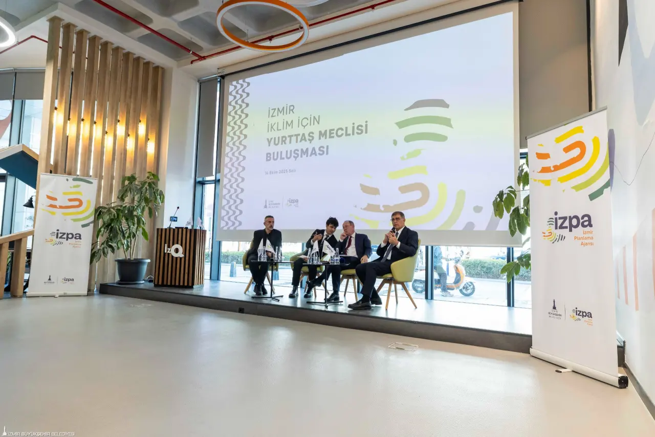 İzmir Büyükşehir Belediye Başkanı Dr. Cemil Tugay ile Avrupa Komisyonu Çevre Genel Müdürlüğü Genel Müdür Vekili ve Avrupa Birliği (AB) İklim Nötr ve Akıllı Şehirler Misyonu Yöneticisi Patrick Child İzmir İklim İçin Yurttaş Meclisi üyeleri ile bir araya geldi. İzmir’in düşük karbonlu şehir olması için çalıştıklarını söyleyen Tugay, iklim krizi ile mücadele çalışmalarına başta üniversiteler ve gençler olmak üzere toplumun her kesiminin destek vermesi gerektiği söyledi.