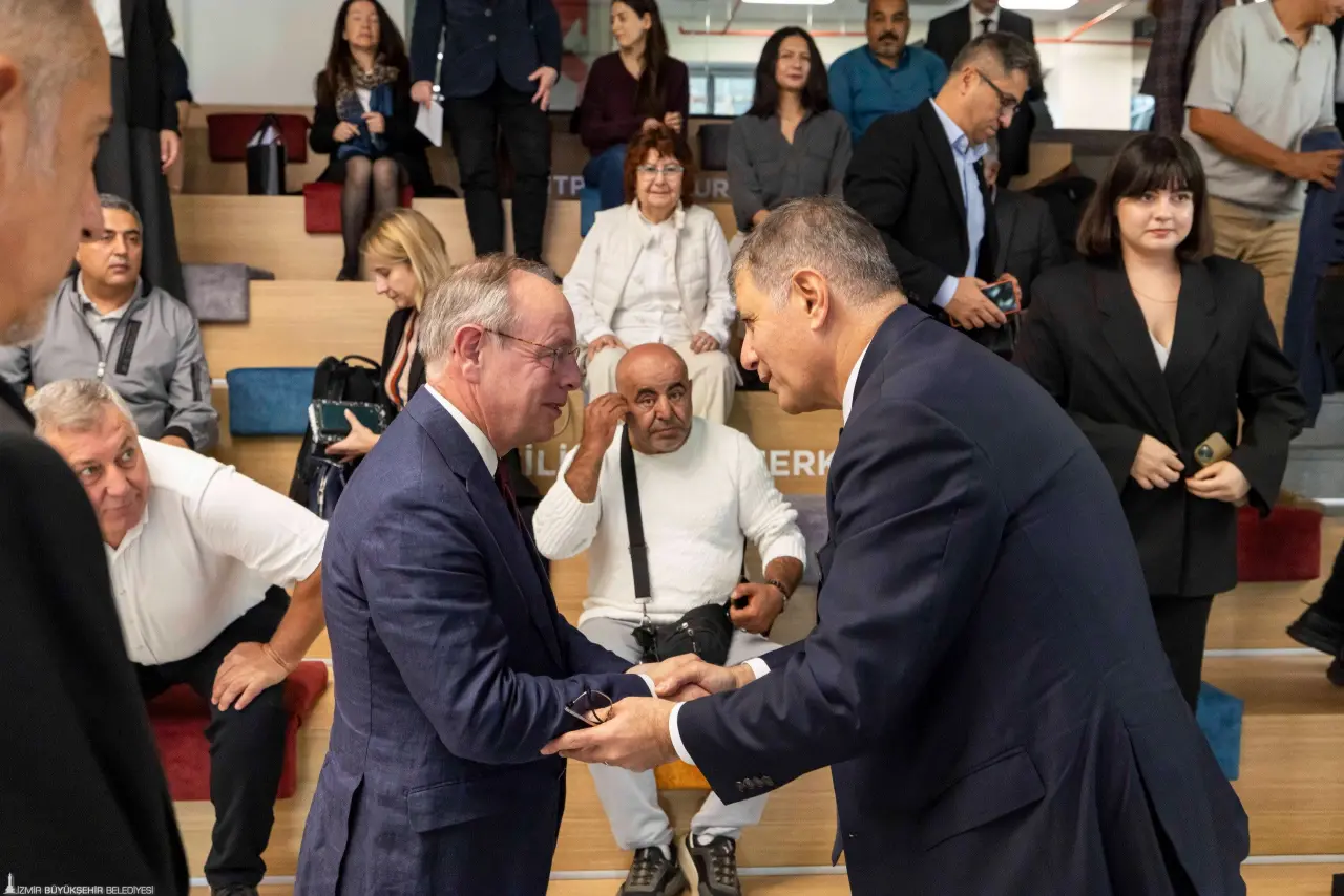 İzmir Büyükşehir Belediye Başkanı Dr. Cemil Tugay ile Avrupa Komisyonu Çevre Genel Müdürlüğü Genel Müdür Vekili ve Avrupa Birliği (AB) İklim Nötr ve Akıllı Şehirler Misyonu Yöneticisi Patrick Child İzmir İklim İçin Yurttaş Meclisi üyeleri ile bir araya geldi. İzmir’in düşük karbonlu şehir olması için çalıştıklarını söyleyen Tugay, iklim krizi ile mücadele çalışmalarına başta üniversiteler ve gençler olmak üzere toplumun her kesiminin destek vermesi gerektiği söyledi.