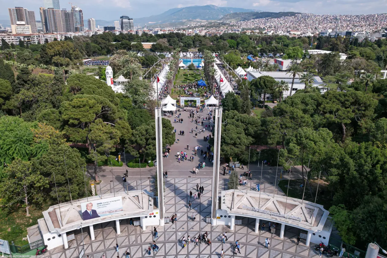 17-26 Ekim 2025 tarihleri arasında Kültürpark’ta kapılarını açacak İZKİTAPFEST -6. İzmir Kitap Fuarı, birbirinden değerli yazar, çizer, akademisyen ve sanatçıları İzmirlilerle buluşturacak. Fuarın onur konuğu, çağdaş Türk edebiyatının önemli kalemlerinden Mehmet Eroğlu, uluslararası onur konuğu ise çizgi roman dünyasının önde gelen isimlerinden Fransız Fabien Toulmé olacak. 21 Ekim’de ise sevilen rock grubu Duman ücretsiz sahne alacak.  