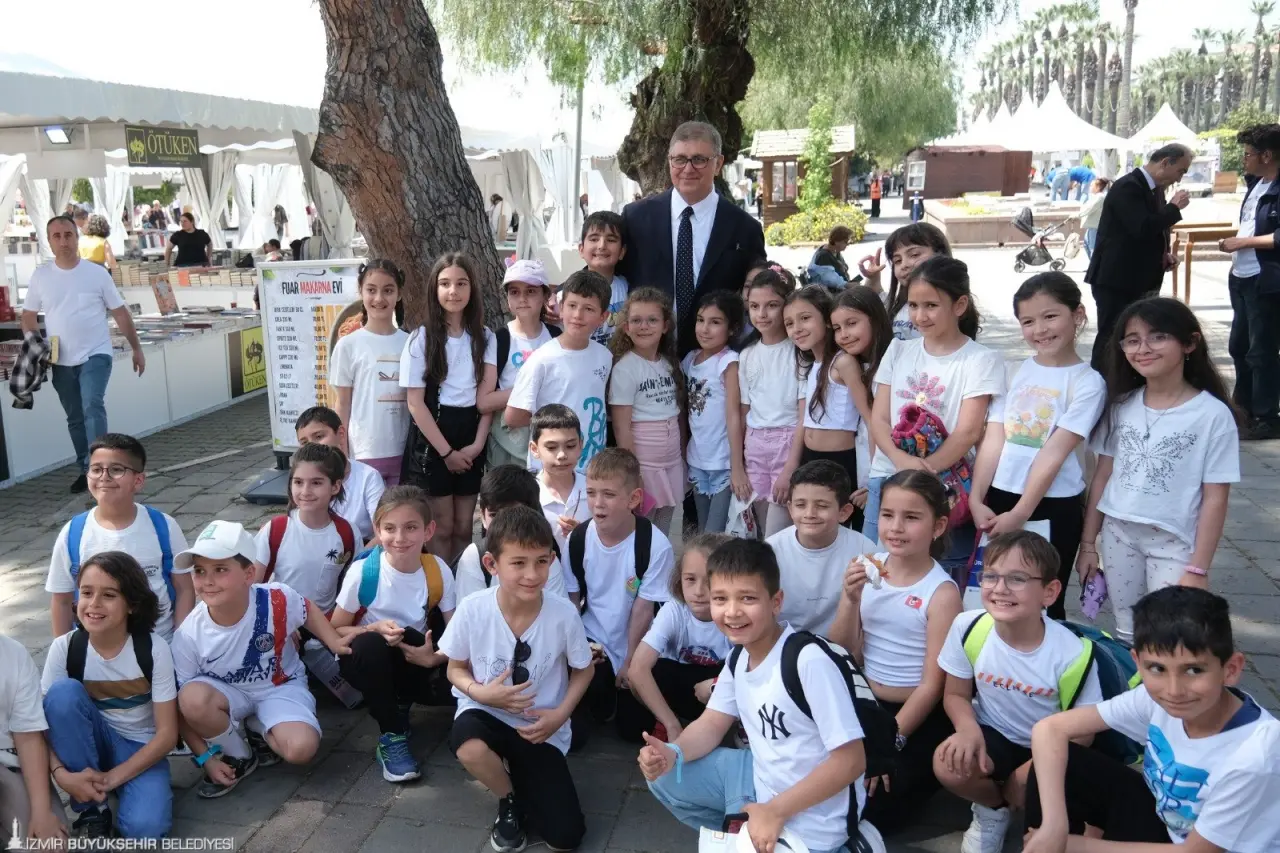 17-26 Ekim 2025 tarihleri arasında Kültürpark’ta kapılarını açacak İZKİTAPFEST -6. İzmir Kitap Fuarı, birbirinden değerli yazar, çizer, akademisyen ve sanatçıları İzmirlilerle buluşturacak. Fuarın onur konuğu, çağdaş Türk edebiyatının önemli kalemlerinden Mehmet Eroğlu, uluslararası onur konuğu ise çizgi roman dünyasının önde gelen isimlerinden Fransız Fabien Toulmé olacak. 21 Ekim’de ise sevilen rock grubu Duman ücretsiz sahne alacak.  