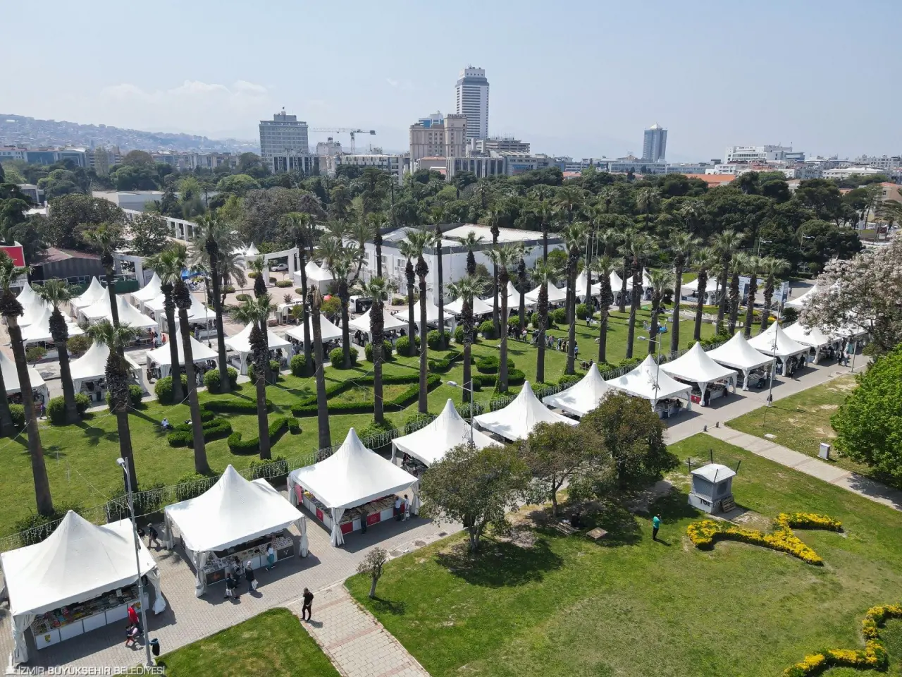 17-26 Ekim 2025 tarihleri arasında Kültürpark’ta kapılarını açacak İZKİTAPFEST -6. İzmir Kitap Fuarı, birbirinden değerli yazar, çizer, akademisyen ve sanatçıları İzmirlilerle buluşturacak. Fuarın onur konuğu, çağdaş Türk edebiyatının önemli kalemlerinden Mehmet Eroğlu, uluslararası onur konuğu ise çizgi roman dünyasının önde gelen isimlerinden Fransız Fabien Toulmé olacak. 21 Ekim’de ise sevilen rock grubu Duman ücretsiz sahne alacak.  
