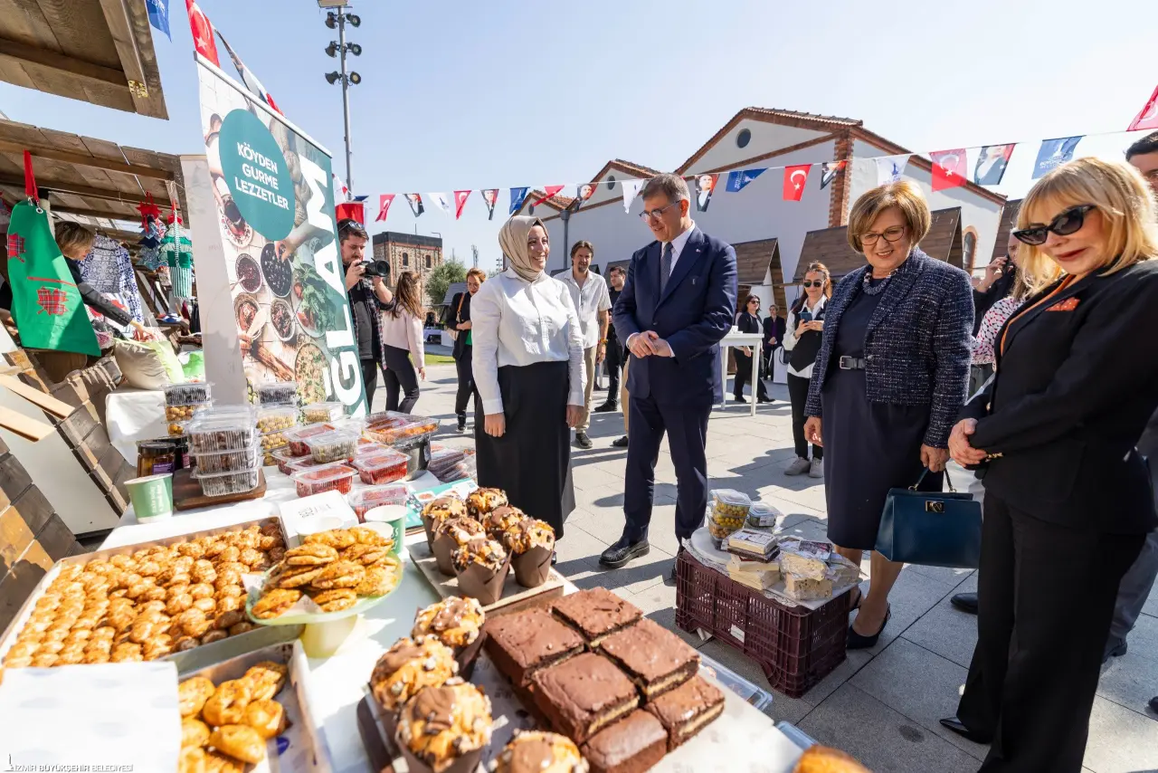 “Girişimde Kadın Gücü Projesi” kapsamında Tarihi Havagazı Fabrikası’nda düzenlenen “İlham Buluşması ve Satın Alma Günü”nde konuşan İzmir Büyükşehir Belediye Başkanı Dr. Cemil Tugay, kadınları yaşamın her alanında desteklemek için yüzlerce proje yürüttüklerini belirterek, Kadın Girişimcilik Konseyi kurmak istediklerini söyledi. Başkan Tugay, kadın girişimcilere bu konseyde çalışma çağrısı da yaptı.