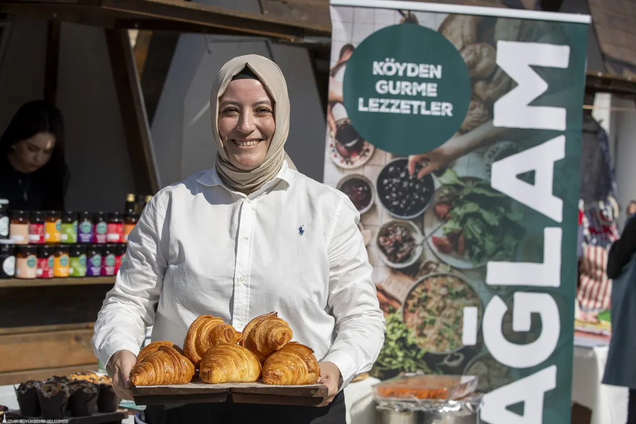 “Girişimde Kadın Gücü Projesi” kapsamında Tarihi Havagazı Fabrikası’nda düzenlenen “İlham Buluşması ve Satın Alma Günü”nde konuşan İzmir Büyükşehir Belediye Başkanı Dr. Cemil Tugay, kadınları yaşamın her alanında desteklemek için yüzlerce proje yürüttüklerini belirterek, Kadın Girişimcilik Konseyi kurmak istediklerini söyledi. Başkan Tugay, kadın girişimcilere bu konseyde çalışma çağrısı da yaptı.