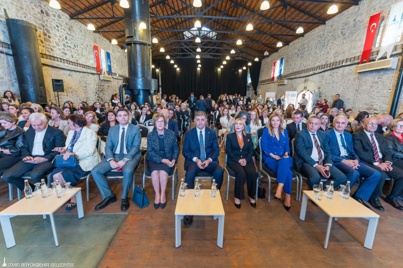 “Girişimde Kadın Gücü Projesi” kapsamında Tarihi Havagazı Fabrikası’nda düzenlenen “İlham Buluşması ve Satın Alma Günü”nde konuşan İzmir Büyükşehir Belediye Başkanı Dr. Cemil Tugay, kadınları yaşamın her alanında desteklemek için yüzlerce proje yürüttüklerini belirterek, Kadın Girişimcilik Konseyi kurmak istediklerini söyledi. Başkan Tugay, kadın girişimcilere bu konseyde çalışma çağrısı da yaptı.