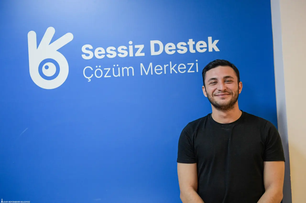 İzmir Büyükşehir Belediyesi, sağır ve işitme engelli yurttaşların yaşamlarındaki engelleri kaldırmak amacıyla Türk İşaret Dili Birimi’ni ve ona bağlı faaliyet gösteren Sessiz Destek Çözüm Merkezi’ni kurdu. İzmir Büyükşehir Belediye Başkanı Dr. Cemil Tugay’ın sözünü verdiği çalışma kapsamında, işaret dili çevirmenleri tarafından sağır ve işitme engelli bireylere eğitim, sağlık, sosyal hizmetler gibi alanlarda görüntülü arama desteği ve gerektiğinde kişiye eşlik edilerek yüz yüze tercümanlık hizmeti veriliyor.