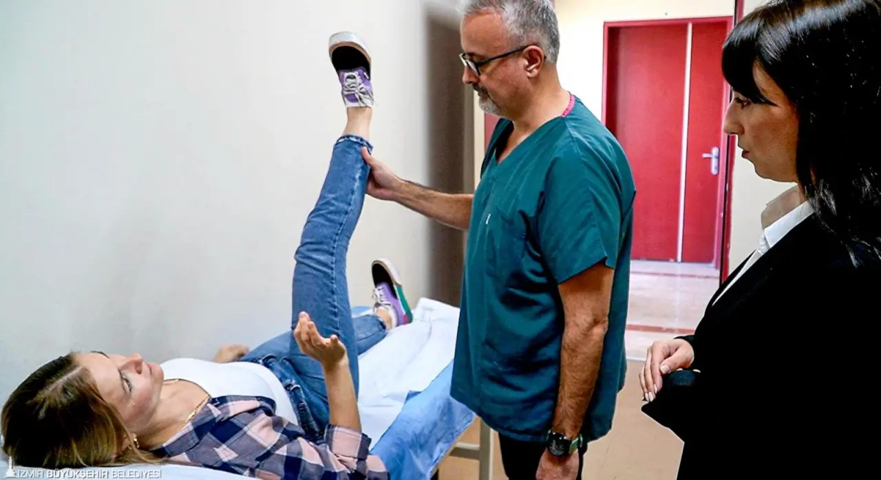 İzmir Büyükşehir Belediyesi, sağır ve işitme engelli yurttaşların yaşamlarındaki engelleri kaldırmak amacıyla Türk İşaret Dili Birimi’ni ve ona bağlı faaliyet gösteren Sessiz Destek Çözüm Merkezi’ni kurdu. İzmir Büyükşehir Belediye Başkanı Dr. Cemil Tugay’ın sözünü verdiği çalışma kapsamında, işaret dili çevirmenleri tarafından sağır ve işitme engelli bireylere eğitim, sağlık, sosyal hizmetler gibi alanlarda görüntülü arama desteği ve gerektiğinde kişiye eşlik edilerek yüz yüze tercümanlık hizmeti veriliyor.