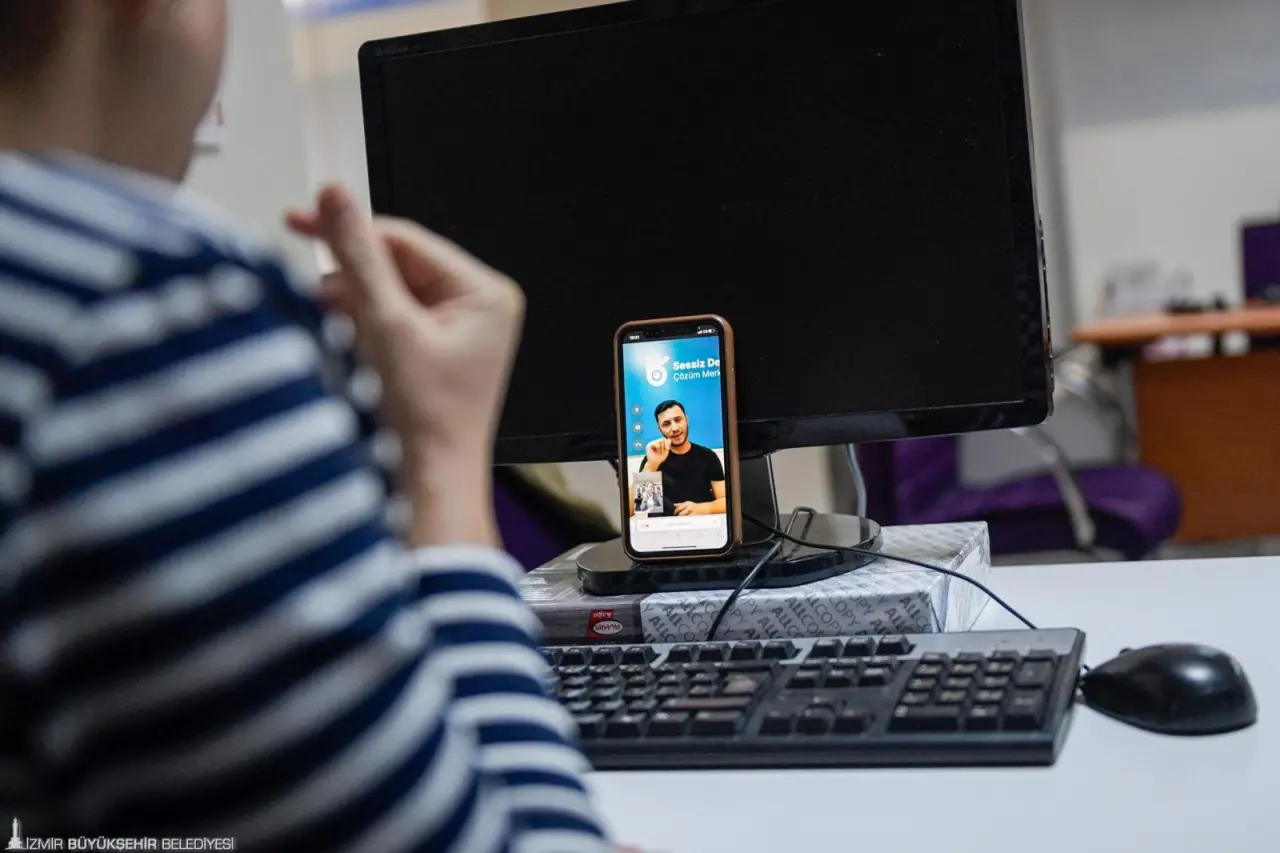 İzmir Büyükşehir Belediyesi, sağır ve işitme engelli yurttaşların yaşamlarındaki engelleri kaldırmak amacıyla Türk İşaret Dili Birimi’ni ve ona bağlı faaliyet gösteren Sessiz Destek Çözüm Merkezi’ni kurdu. İzmir Büyükşehir Belediye Başkanı Dr. Cemil Tugay’ın sözünü verdiği çalışma kapsamında, işaret dili çevirmenleri tarafından sağır ve işitme engelli bireylere eğitim, sağlık, sosyal hizmetler gibi alanlarda görüntülü arama desteği ve gerektiğinde kişiye eşlik edilerek yüz yüze tercümanlık hizmeti veriliyor.