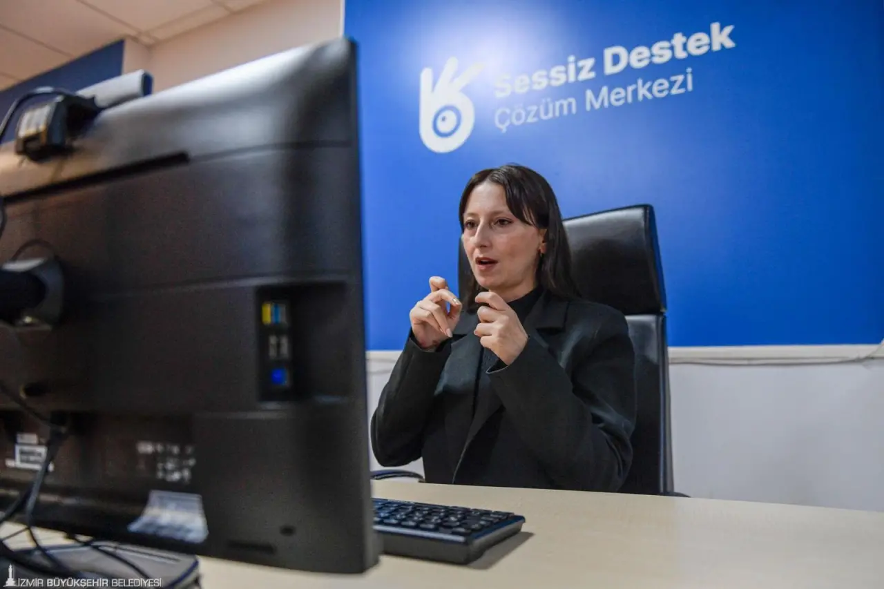 İzmir Büyükşehir Belediyesi, sağır ve işitme engelli yurttaşların yaşamlarındaki engelleri kaldırmak amacıyla Türk İşaret Dili Birimi’ni ve ona bağlı faaliyet gösteren Sessiz Destek Çözüm Merkezi’ni kurdu. İzmir Büyükşehir Belediye Başkanı Dr. Cemil Tugay’ın sözünü verdiği çalışma kapsamında, işaret dili çevirmenleri tarafından sağır ve işitme engelli bireylere eğitim, sağlık, sosyal hizmetler gibi alanlarda görüntülü arama desteği ve gerektiğinde kişiye eşlik edilerek yüz yüze tercümanlık hizmeti veriliyor.